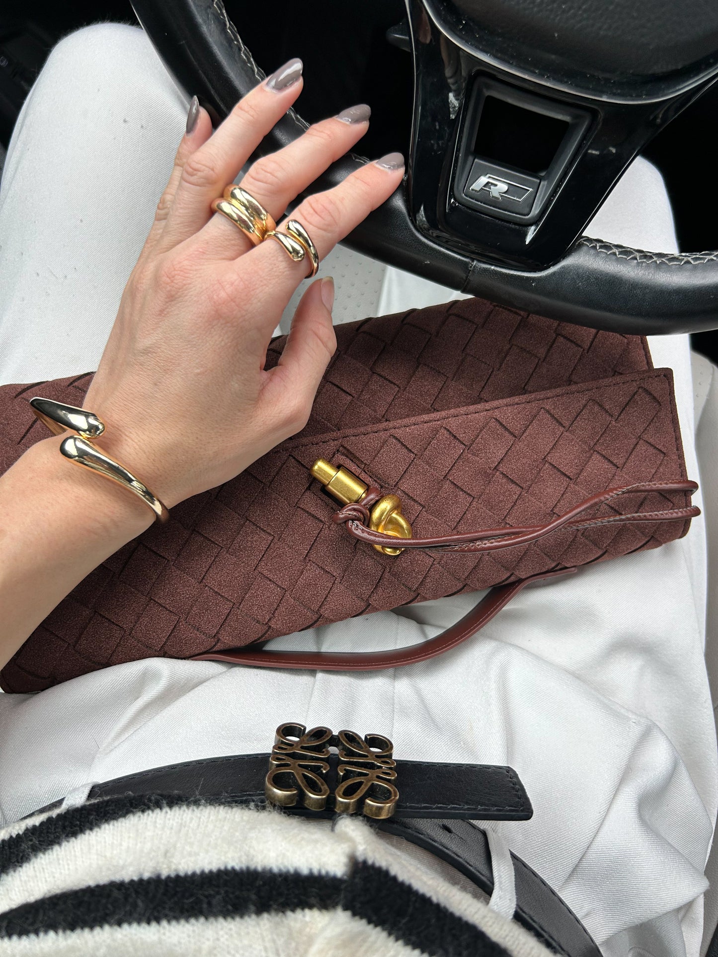 Elegante braune Clutch Tasche in Wildleder-Optik mit verstellbarem Schulterriemen. Perfekt als Umhängetasche oder Abendtasche im modernen Stil.