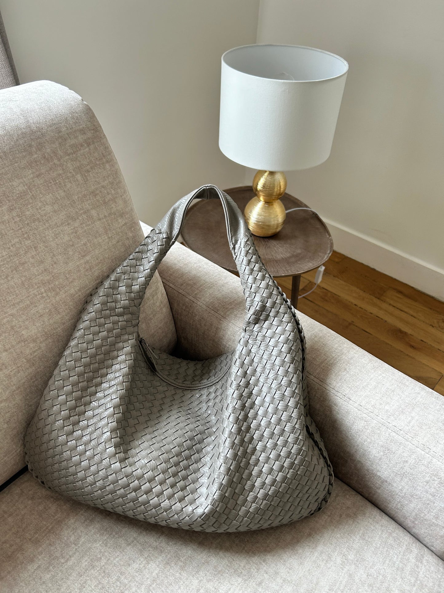 Summer Festival Ready Stylish Grey Woven Hobo Tote with Zipper Closure Large Shoulder Hobo Bag Practical and Chic Gift for Moms Birthday or Mothers Day Elegant Grey Handbag for Summer Ideal Gift for Wife Woven Hobo Tote pattybofficial knoten tasche