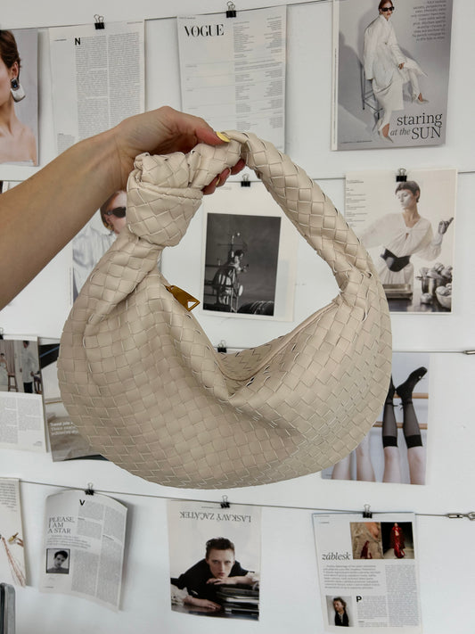 This spacious bag features a practical zipper closure, making it easy to keep your belongings secure while on the go. Thoughtful Mothers Day gift, this large shoulder hobo bag is sure to impress. designer inspired bag by pattybofficial knoten tasche
