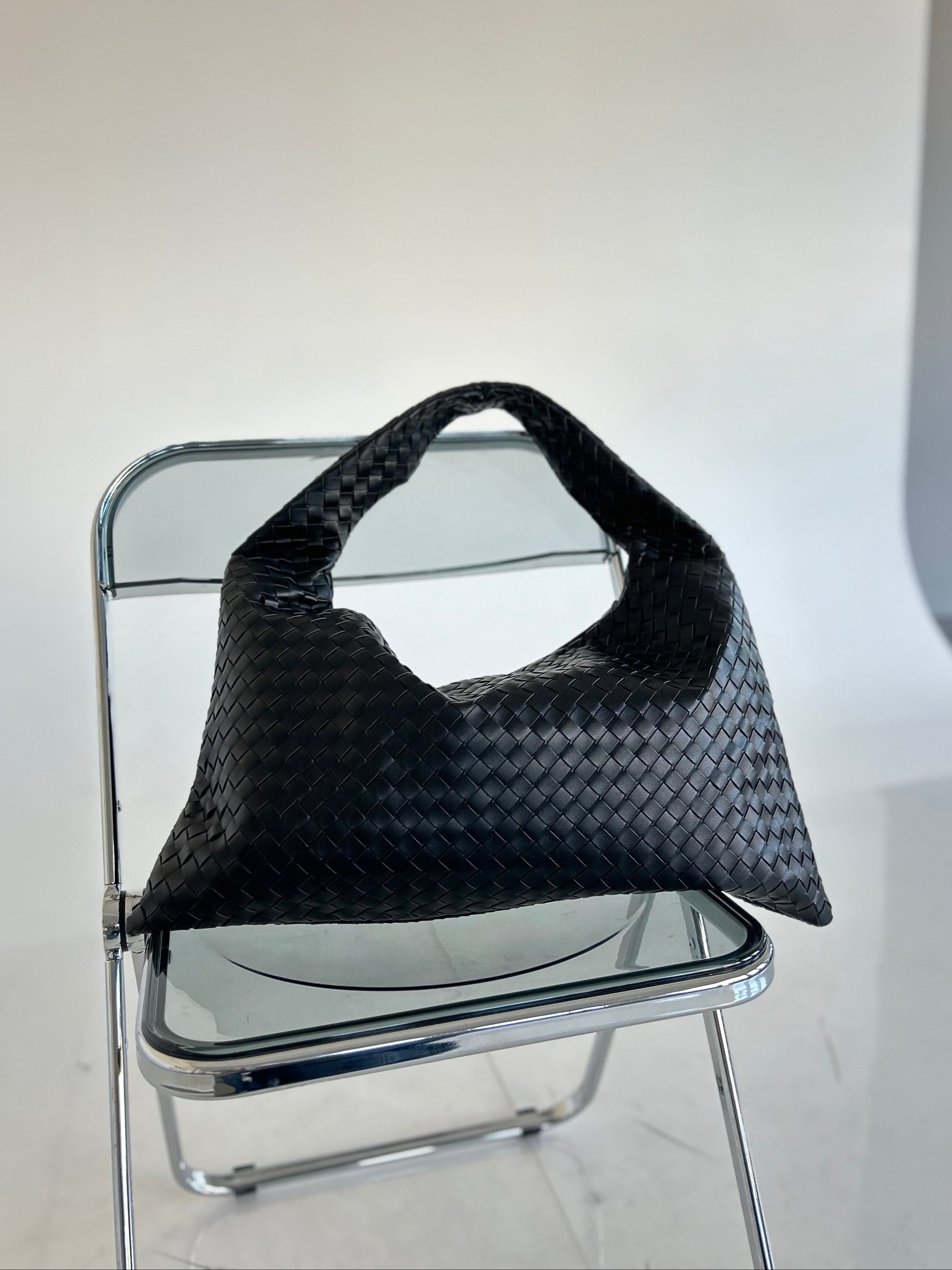 This bag’s practical design doesn’t sacrifice fashion, as the woven braid detail offers a high-end look perfect for women who appreciate both style and function. Whether you’re commuting, traveling, or heading to the office, the hobo tote ensures you have everything you need while maintaining a polished appearance.