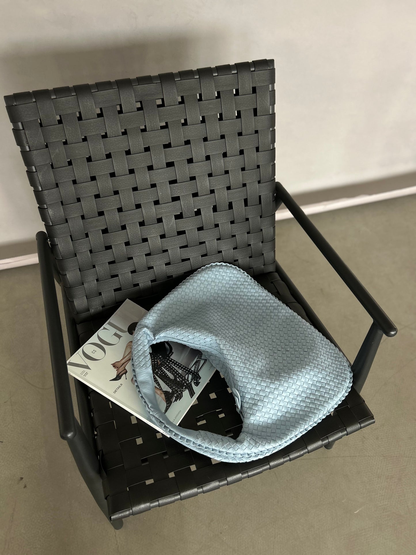 Blue hobo shoulder bag with inside pockets styled for everyday use