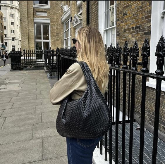 Classy black shoulder bag for everyday wear, spacious and minimalist design