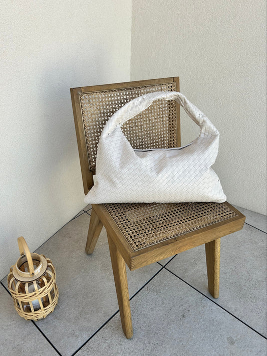 Introducing the Women’s Shoulder Bag – a large capacity slouchy handbag designed for the woman who needs both style and functionality. This woven hobo tote is crafted from high-quality vegan leather, offering a luxurious look and feel while maintaining eco-friendly values. Its spacious design makes it perfect for a variety of occasions, whether you’re using it as a work bag, travel tote, or an everyday companion.