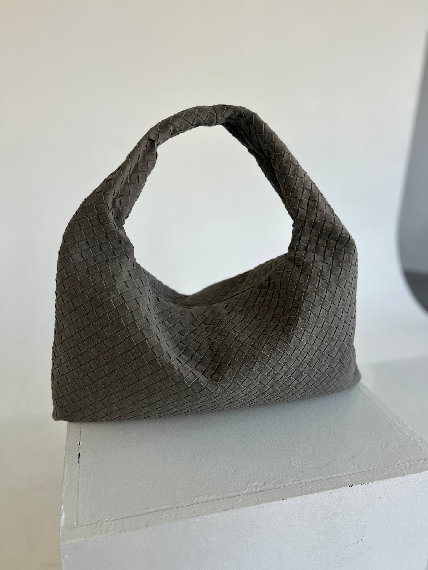 geflochtene Tasche mit einzigartigem Flechtdesign ein eleganter Hingucker für jeden Anlass.Diese hochwertige Tasche vereint Stil und Funktionalität ideal für Fashion Liebhaber.Perfekt als Geschenk für besondere Anlässe oder für den täglichen Gebrauch