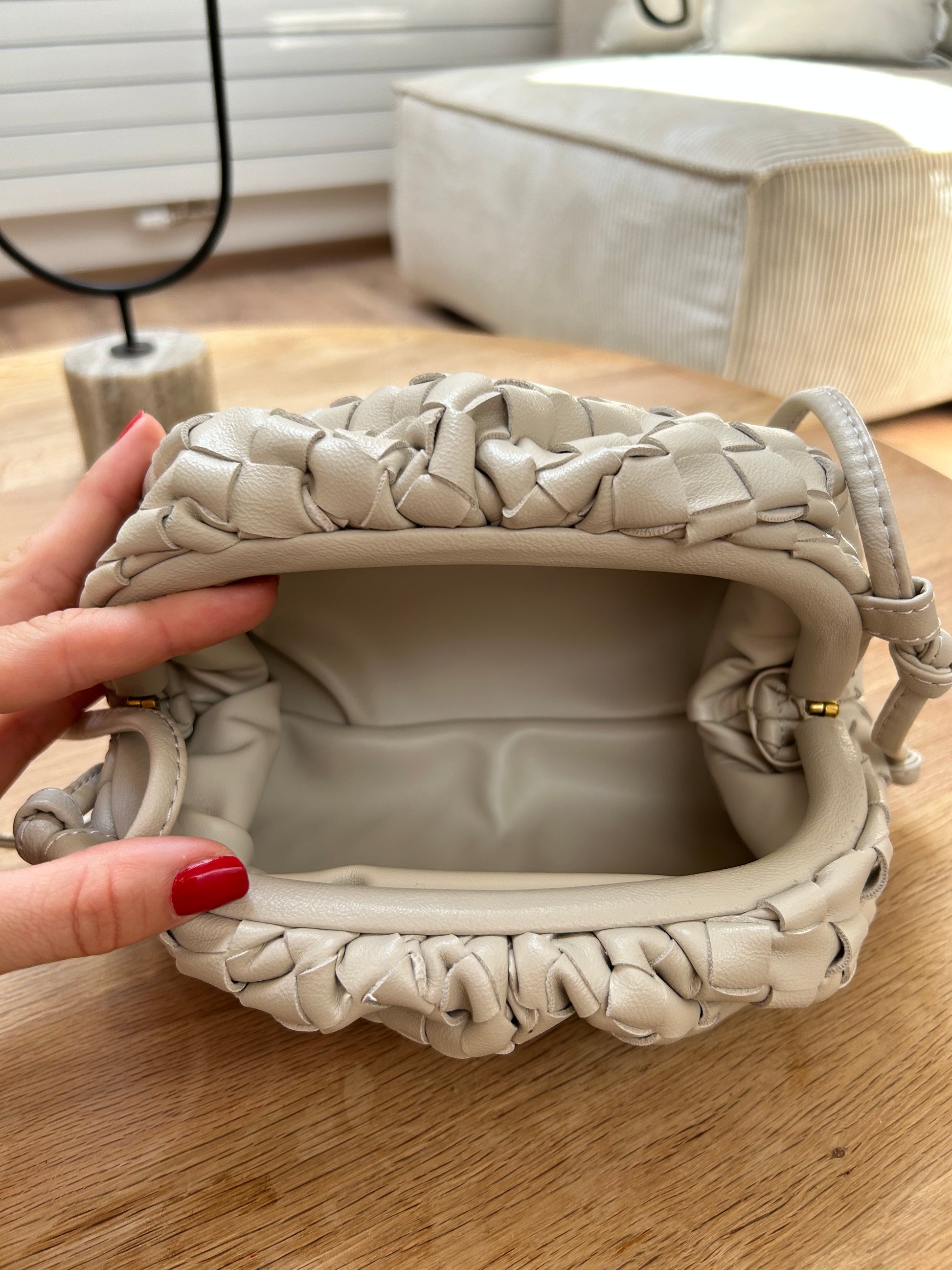 Elegant beige woven crossbody bag crafted from premium vegan leather. Lightweight, practical and perfect for everyday wear, travel, shopping and timeless style.