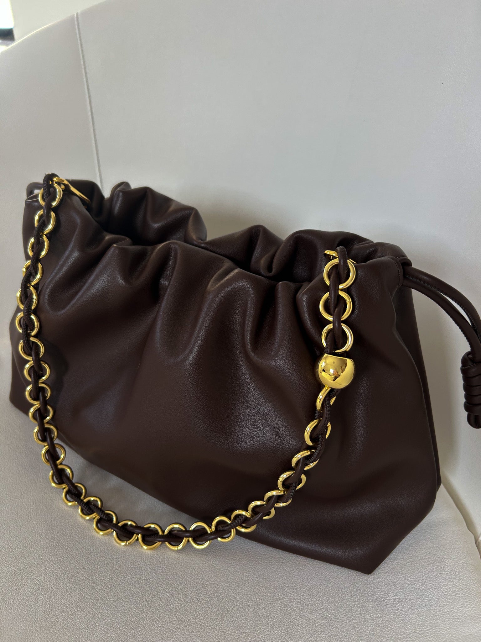 Elegant dark brown handbag with gold chain and leather strap – cruelty-free vegan leather bag for everyday wear.