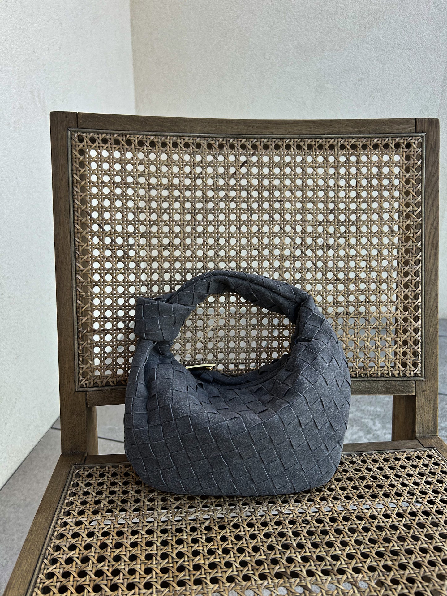 This sustainable woven hobo purse is perfect for the eco-conscious fashionista .Small Braid Bag for Elegant Women Handbag Suitable for Everyday Wear Dumpling Bag Ideal Fashion Gift for Best Friend Birthday Present Purse chic knoten tasche purse