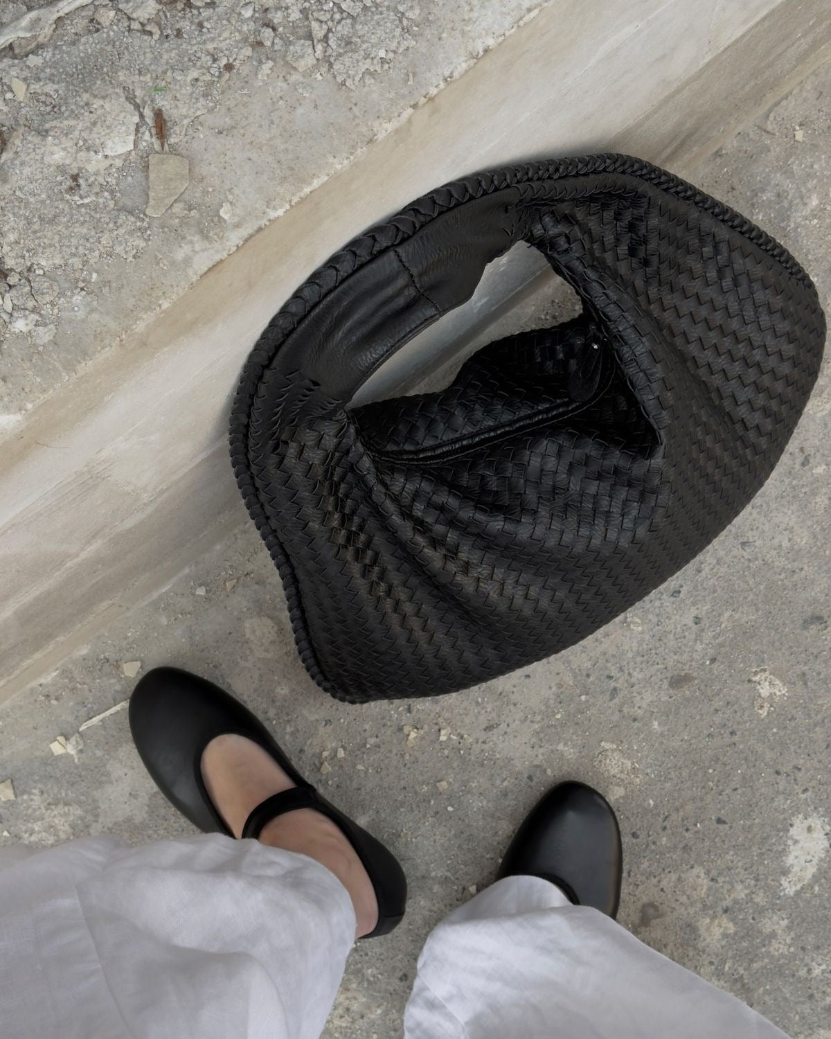Everyday work shoulder bag worn on the shoulder, practical and elegant