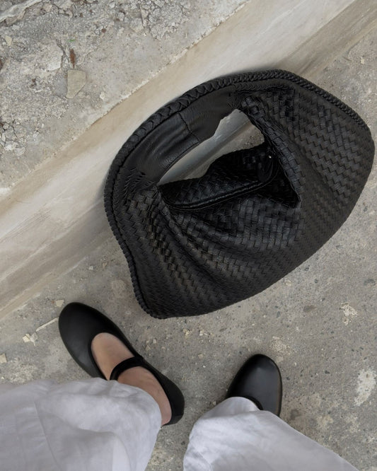 Everyday work shoulder bag worn on the shoulder, practical and elegant