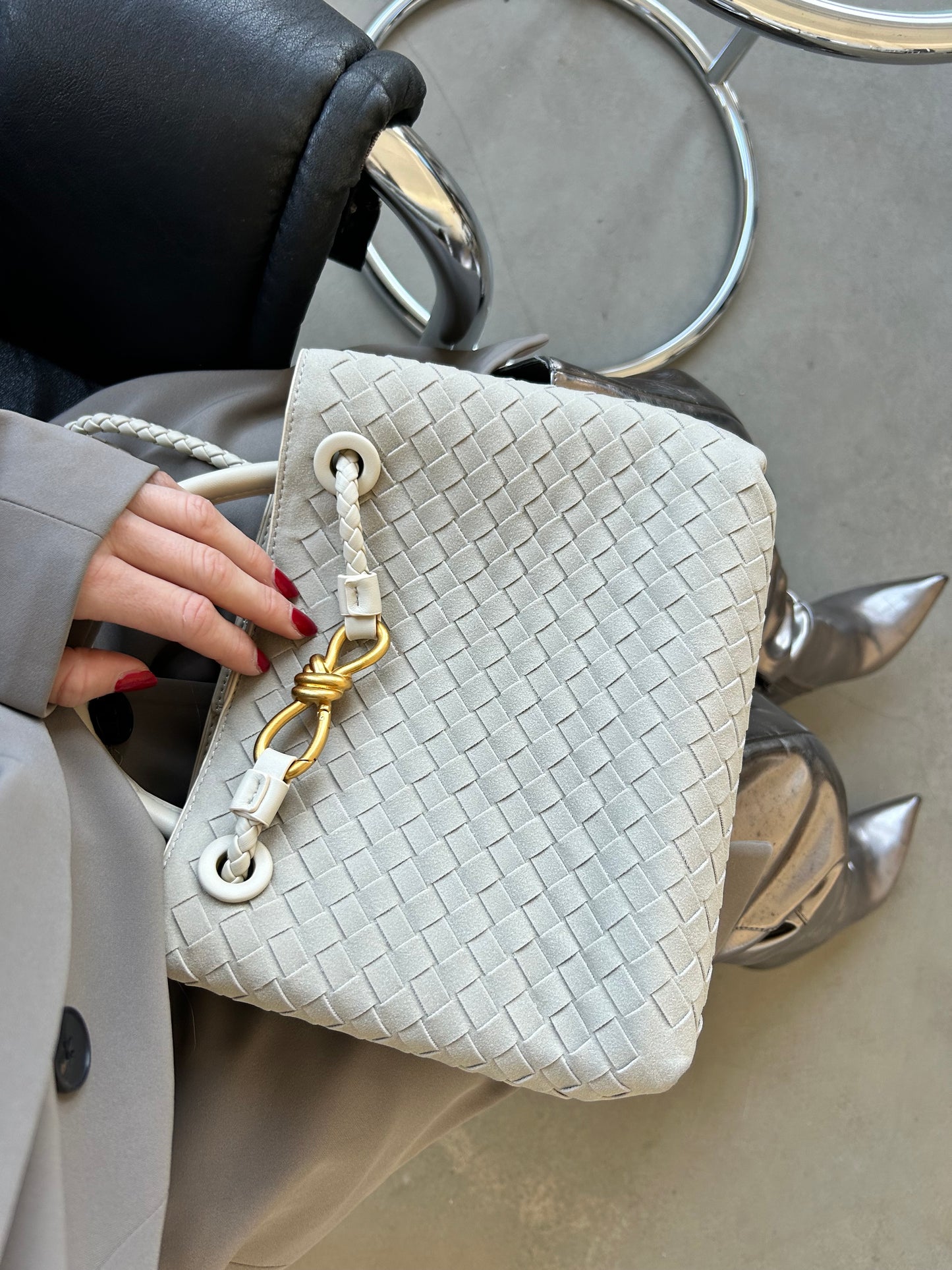 luxury crossbody handbag in a boxy shape made from high quality vegan suede, light grey cream woven handbag inspired by designer with adjustable shoulder strap and inside pockets is a perfect everyday gift for wife, knoten tasche with gold bow detail