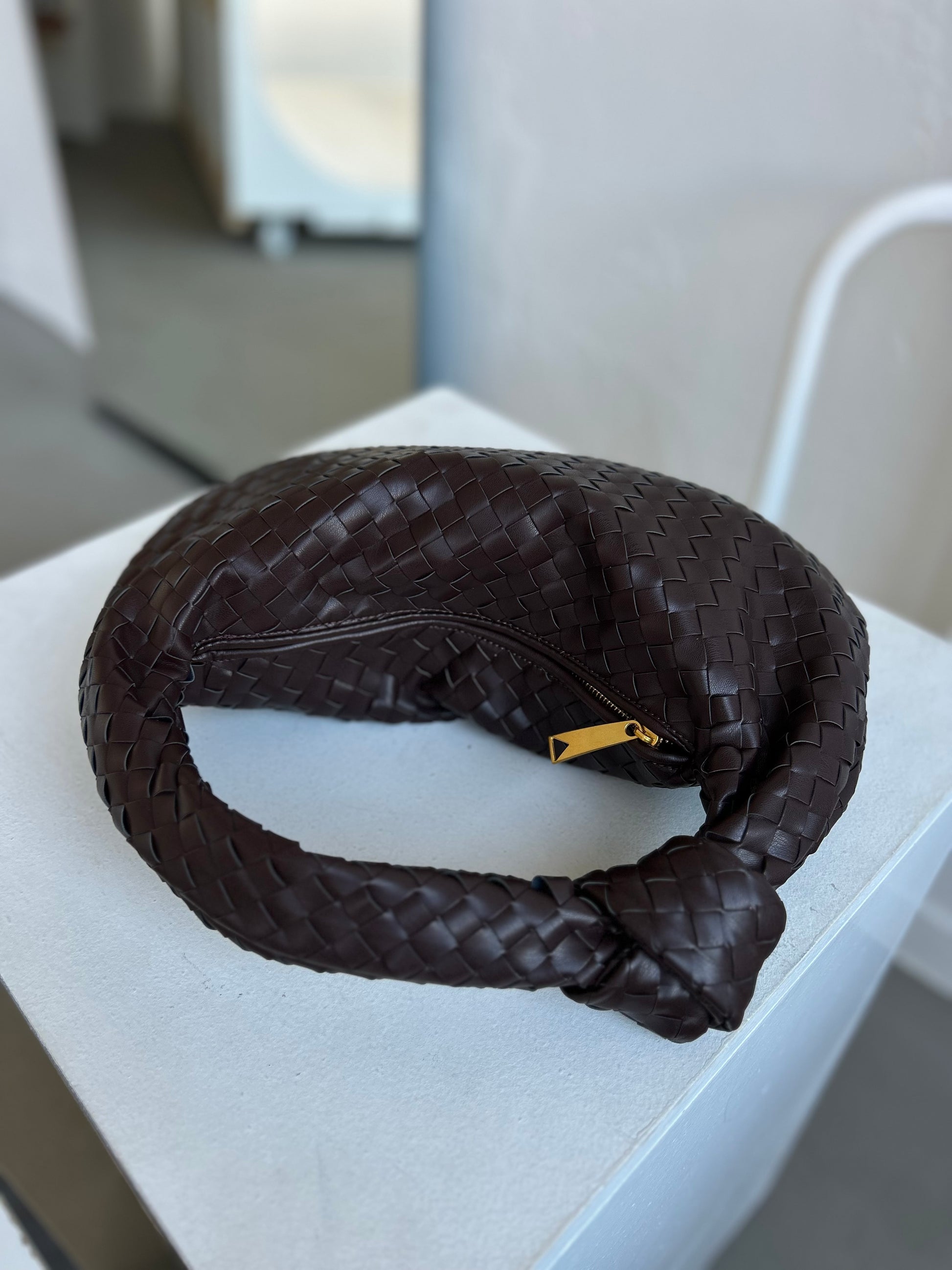 Minimalist chocolate brown woven shoulder bag crafted from soft vegan leather. A versatile everyday handbag designed for capsule wardrobes, modern outfit styling, and effortless city looks.