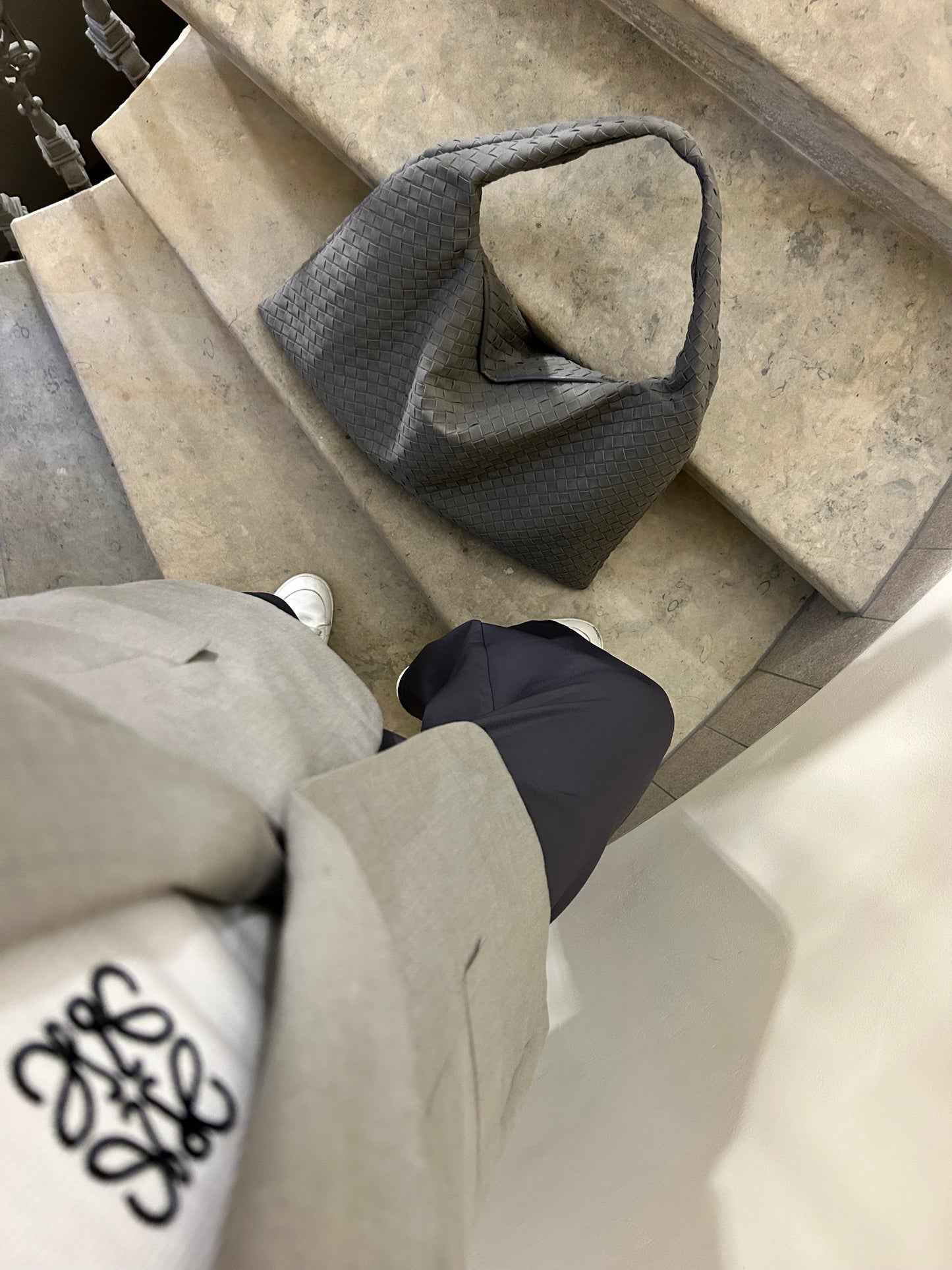Minimalist tote bag ideal for moms and weekend getaways.