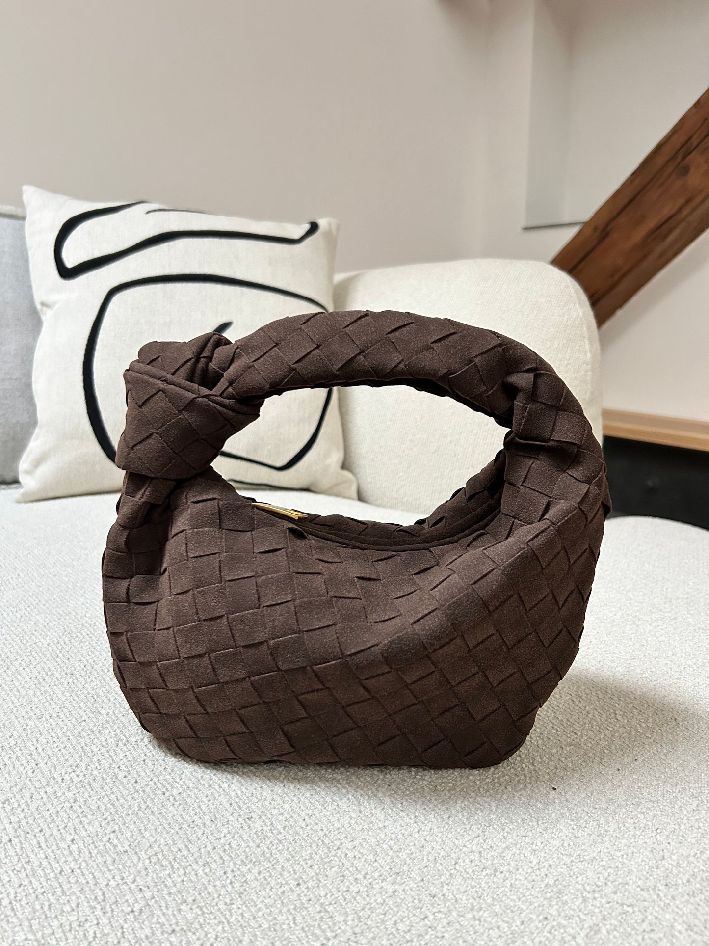 Minimalistische braune Clutch mit weicher Teddy-Oberfläche.