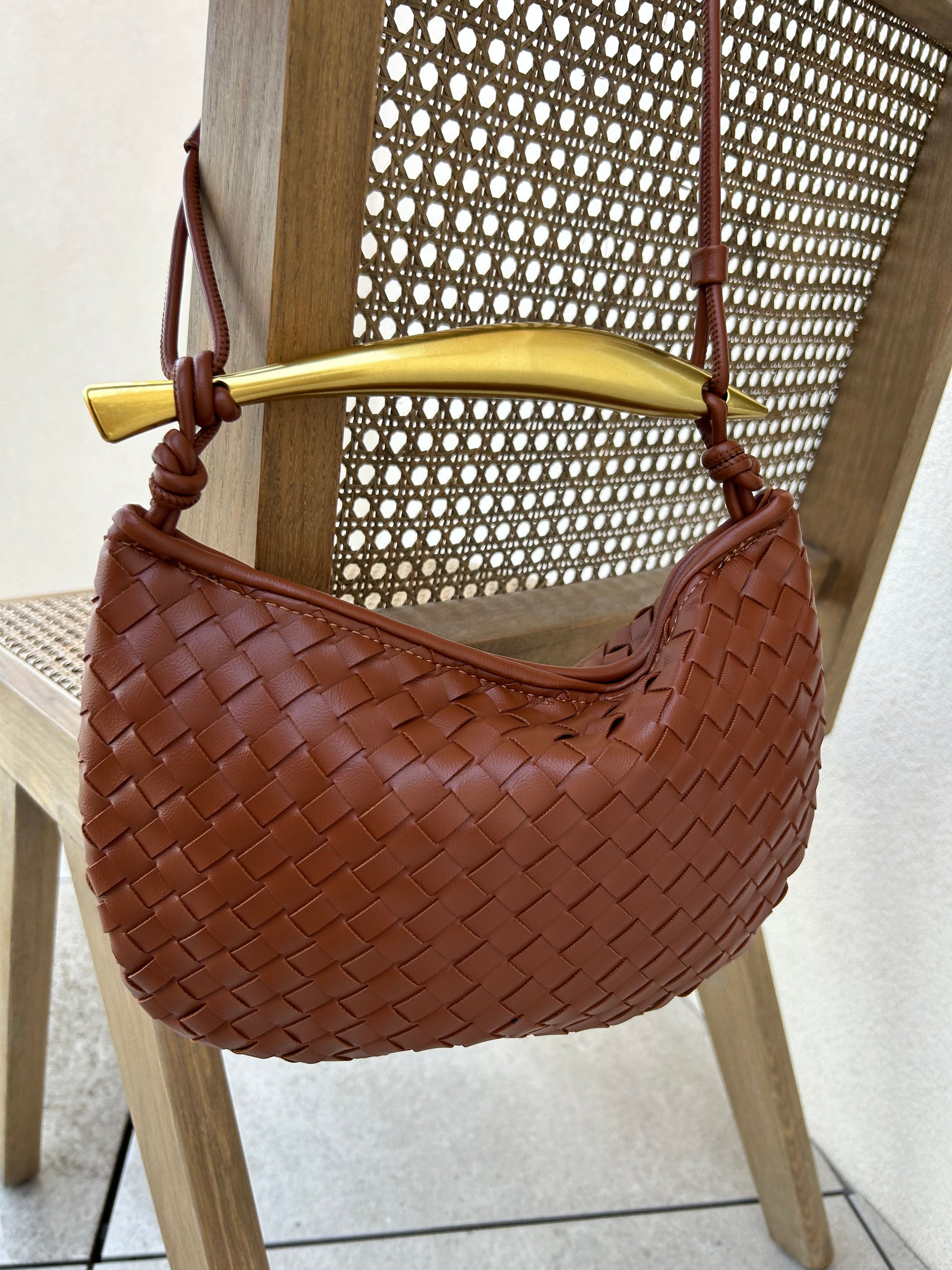 Shop our elegant brown woven crossbody bag crafted from premium vegan leather. Lightweight, designer-inspired and perfect for everyday wear, travel and timeless styling.