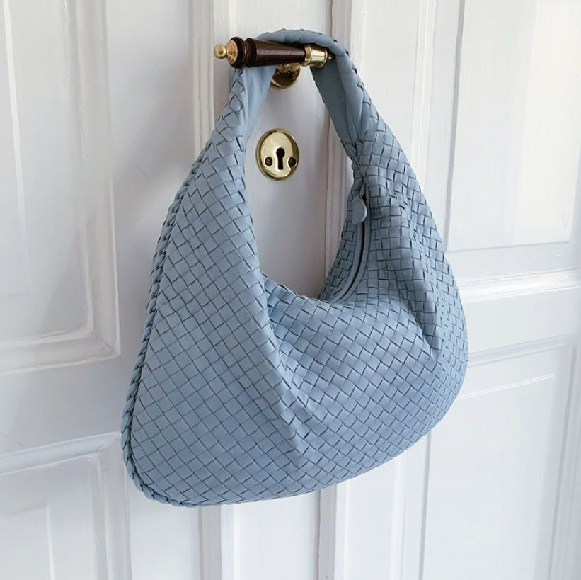 Spacious everyday blue handbag with zipper closure
