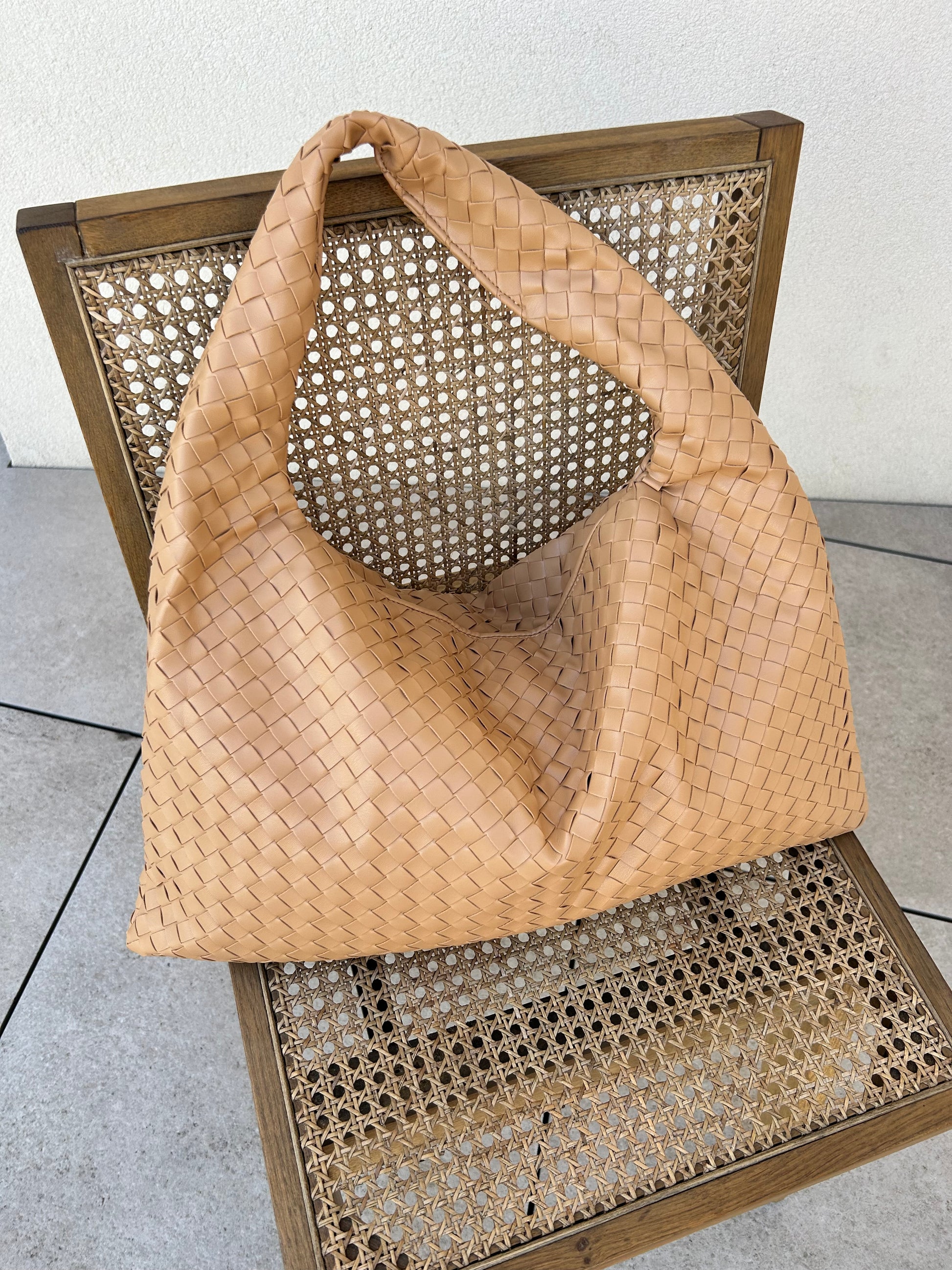 This spacious bag features a practical zipper closure, making it easy to keep your belongings secure while on the go. Thoughtful Mothers Day gift, this large shoulder hobo bag is sure to impress. designer inspired bag by pattybofficial knoten tasche