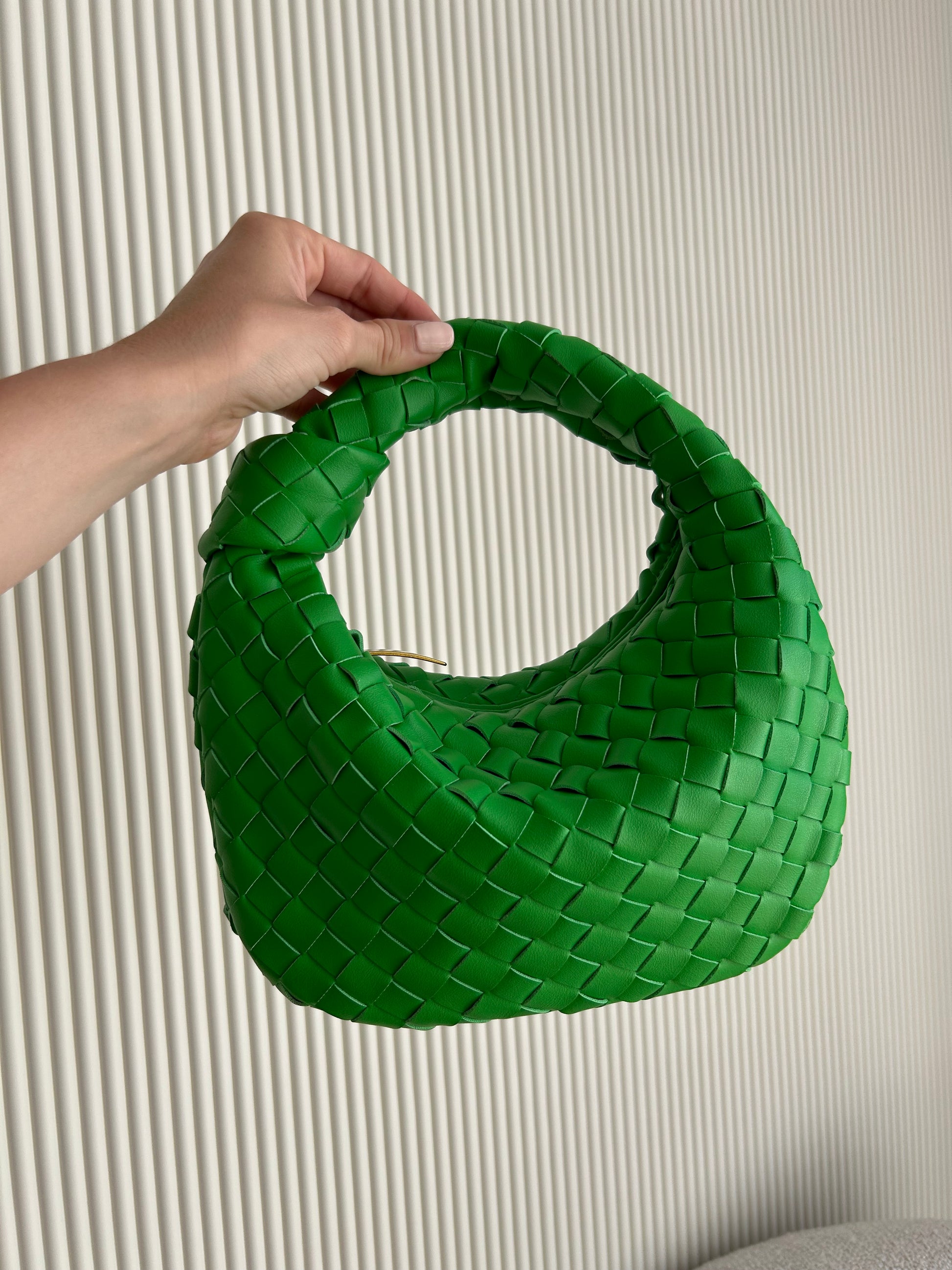 trendy green dumpling bag for women who love minimalist fashion style Braided Bag for Stylish Women Woven Knot Clutch Ideal for Summer Festival Dumpling Bag for Everyday Carry Vegan pattybofficial designer dupe bag gewebte tasche designer knoten