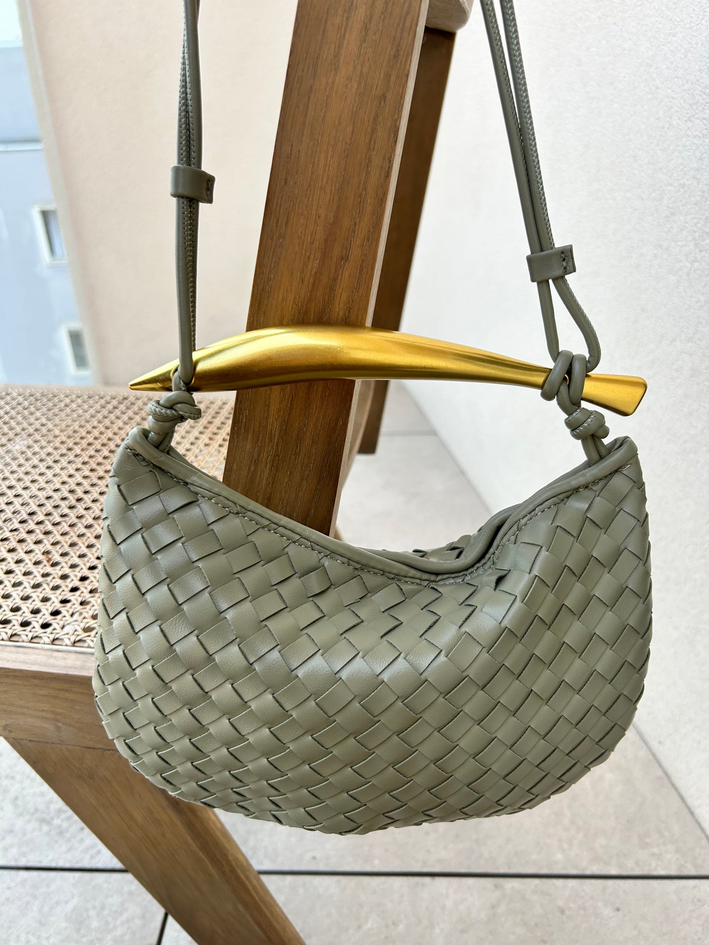 Get ready for festival season with this trendy hobo clutch in vegan leather! This dumpling bag features a top handle and woven braided details, making it the perfect accessory for everyday wear. Surprise your girlfriend with this stylish purse as a birthday gift that she will love! Stay fashionable and cruelty-free with this versatile and chic bag.