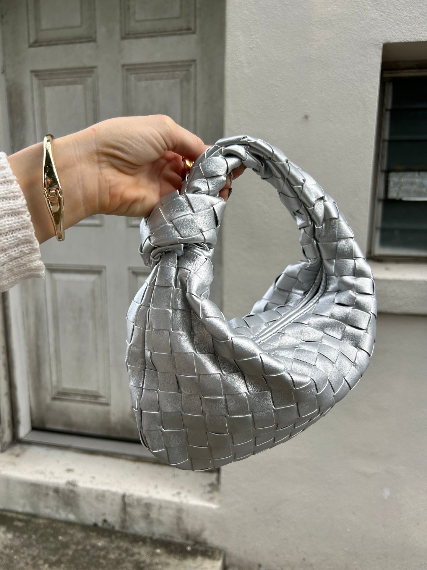Vegan leather handbags
Woven handbags
Luxury vegan bags
Vegan leather tote
Woven vegan leather bag
Ethical fashion accessories
Designer vegan handbags
Handcrafted vegan bags
Sustainable handbags
Vegan leather hobo bag