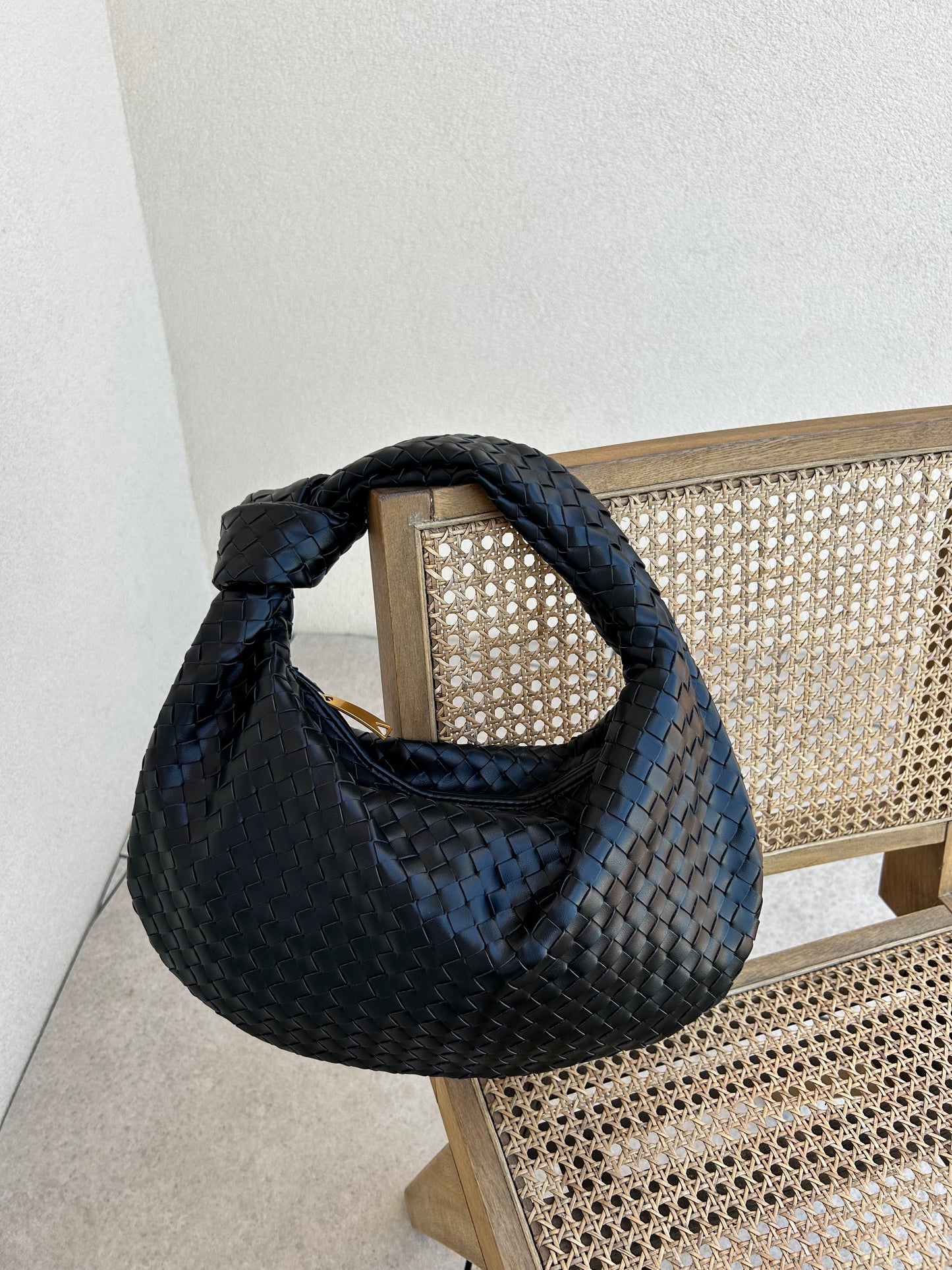 Soft vegan leather handbags for women
Handcrafted vegan leather bags
Braided vegan leather tote
Vegan leather handbags for work
Modern women’s fashion bags
Everyday woven vegan handbags
Ethical handbags for conscious consumers
High-quality vegan fashion accessories
Stylish vegan leather shoulder bag
Elegant cruelty-free fashion bags
