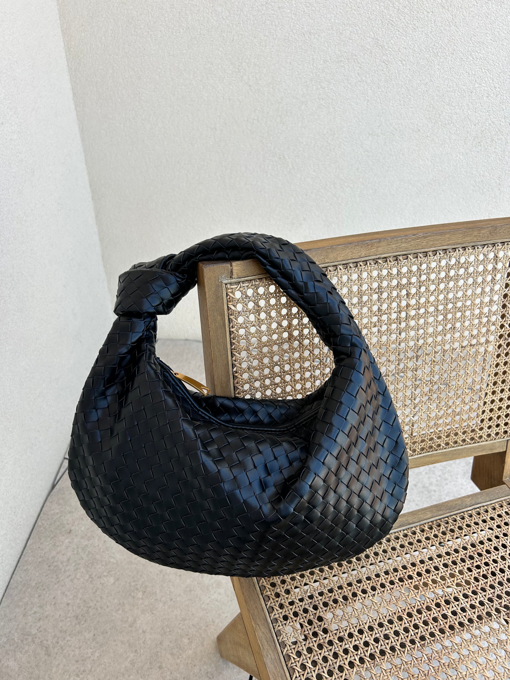 Soft vegan leather handbags for women
Handcrafted vegan leather bags
Braided vegan leather tote
Vegan leather handbags for work
Modern women’s fashion bags
Everyday woven vegan handbags
Ethical handbags for conscious consumers
High-quality vegan fashion accessories
Stylish vegan leather shoulder bag
Elegant cruelty-free fashion bags
