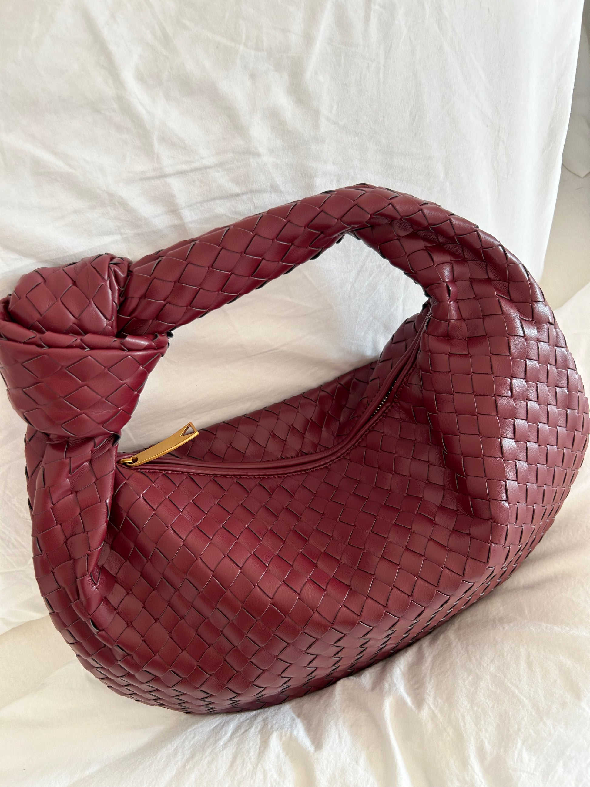 Sac tressé en cuir vegan avec nœud élégant – un accessoire unique qui allie style et fonctionnalité.Son design entrelacé apporte texture et sophistication, parfait pour le quotidien ou une soirée. Idéal comme cadeau élégant et éthique.PattyB official