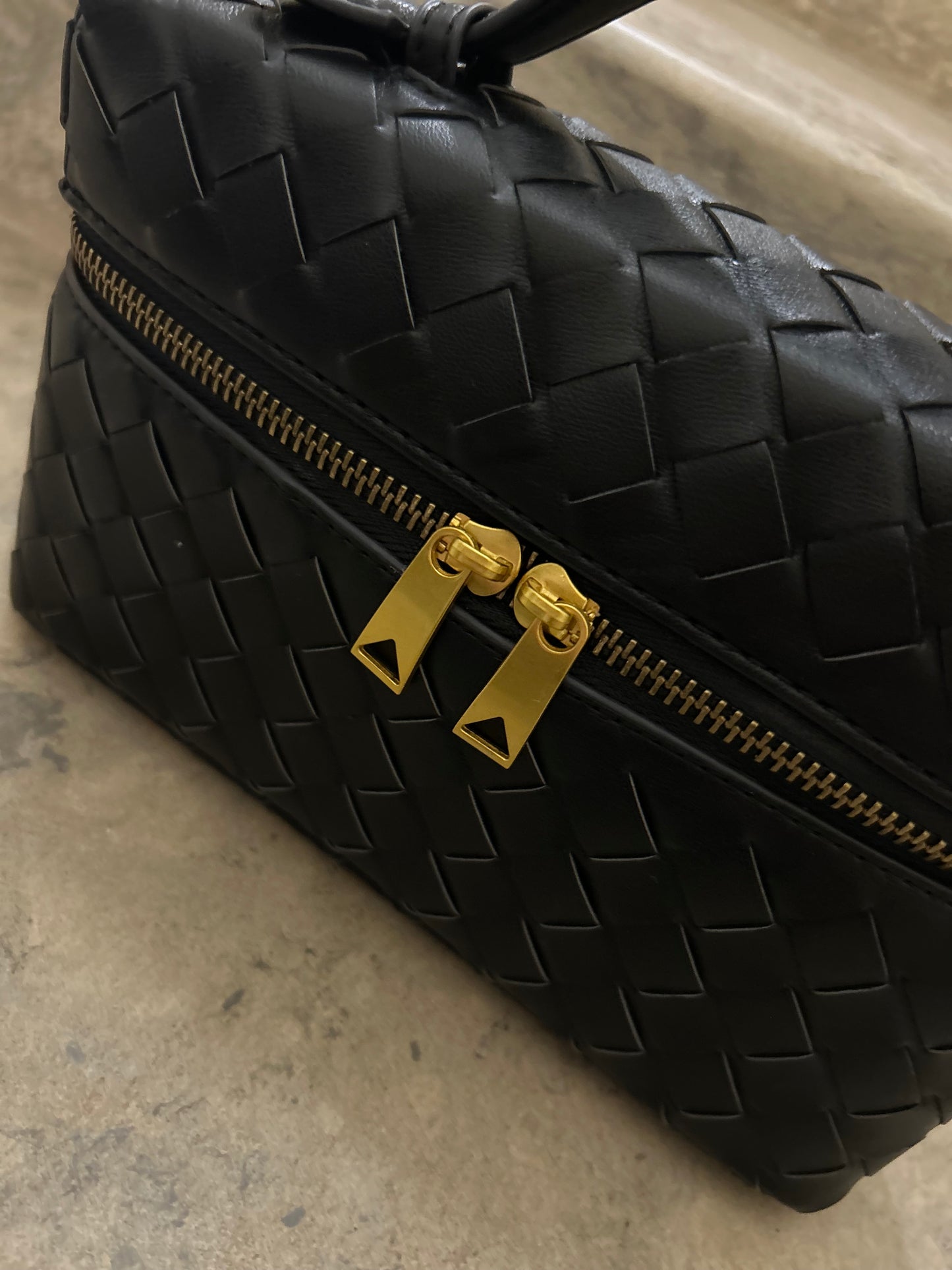 Introducing our exquisite and luxurious woven crossbody Clutch for party, a stunning accessory that will elevate any outfit with its elegance and sophistication. This woven hobo Bag is crafted from high-quality vegan leather. Designer inspired bag