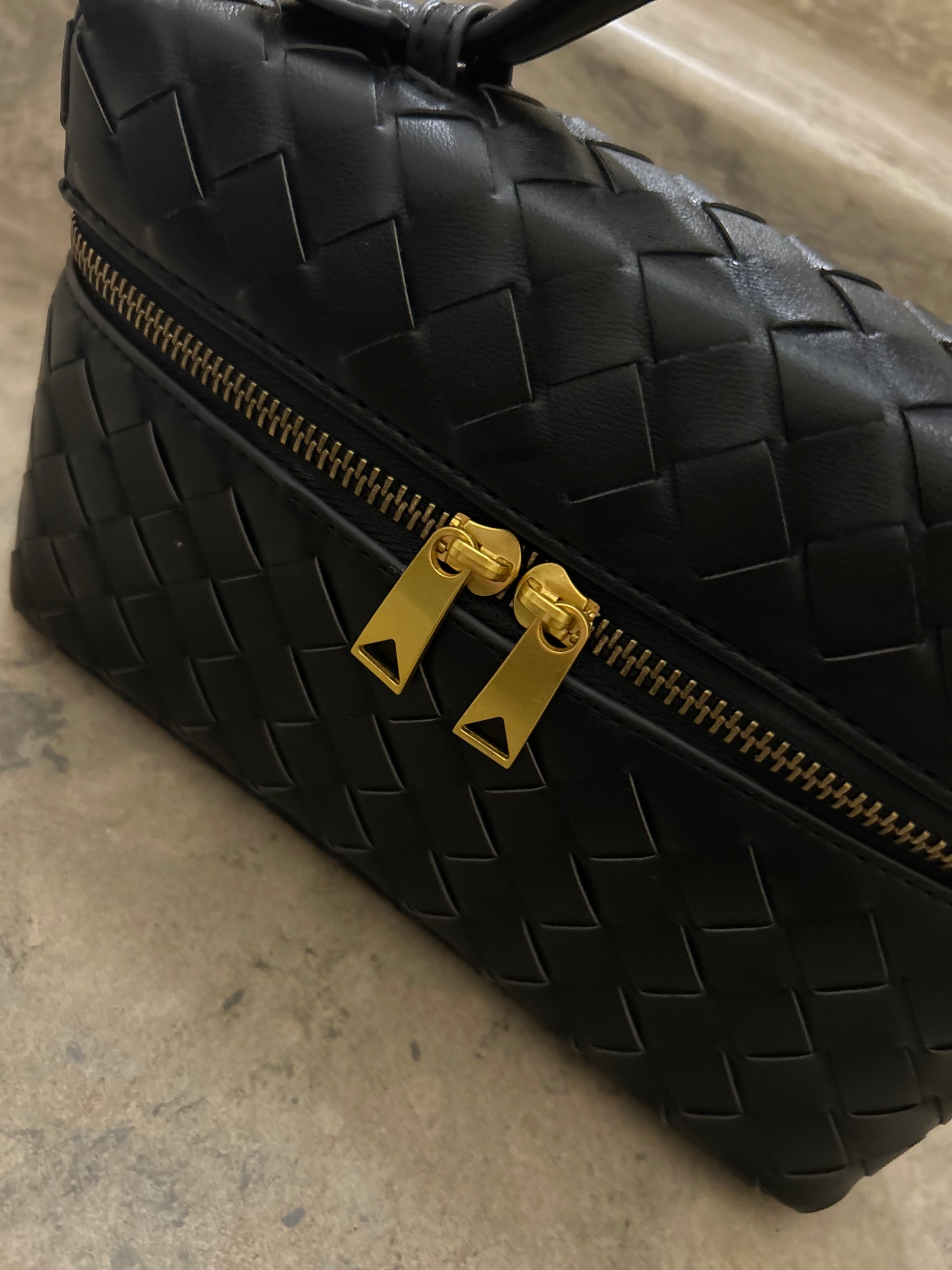 Introducing our exquisite and luxurious woven crossbody Clutch for party, a stunning accessory that will elevate any outfit with its elegance and sophistication. This woven hobo Bag is crafted from high-quality vegan leather. Designer inspired bag