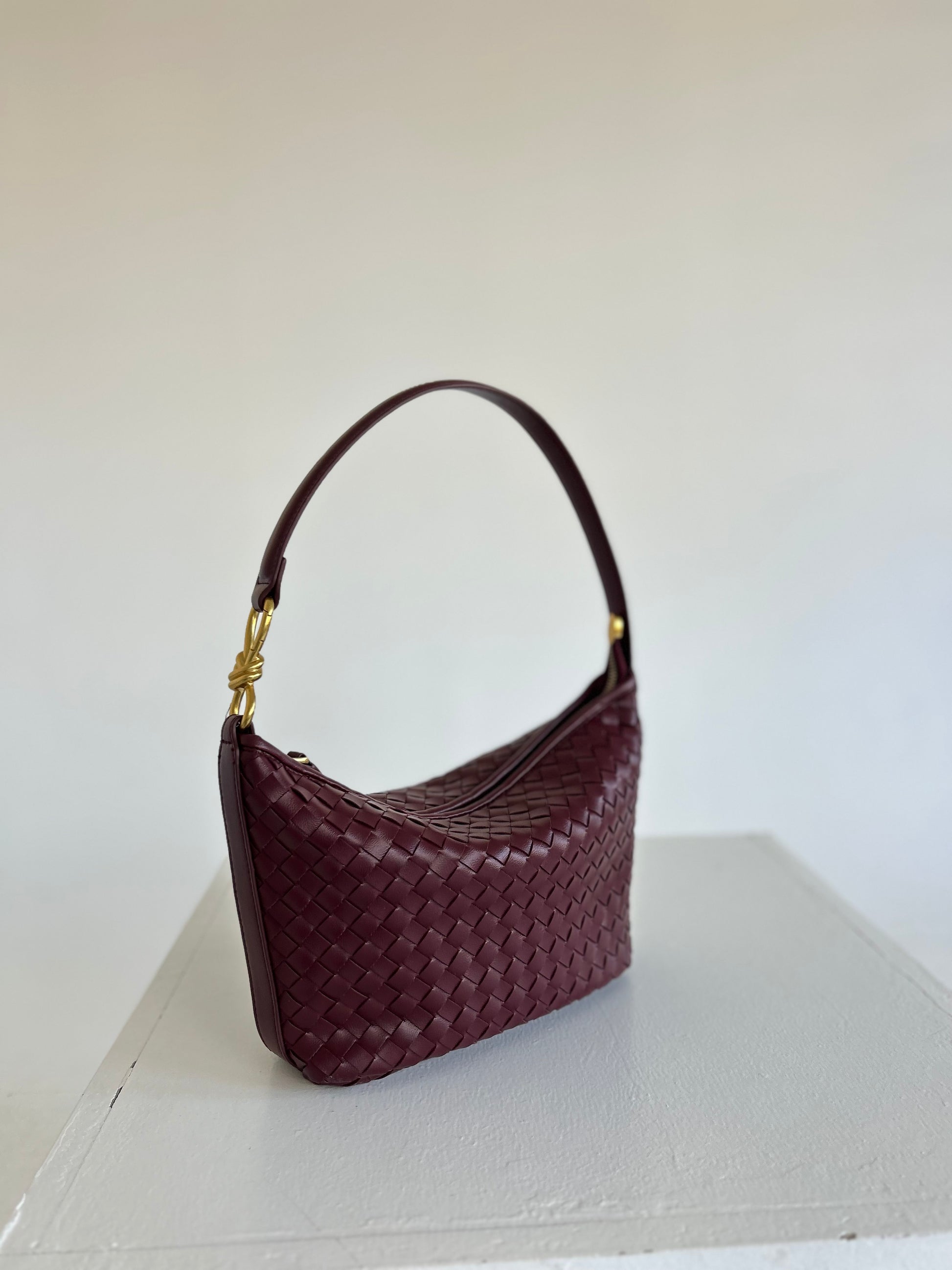 Braided handle Bag in Vegan Leather Woven Knot Design Purse for Stylish Women Best Seller Fashion Statement Handbag with Top Handle Easy Carry PattyB Knoten Tasche Designer Inspired Dupe Ideal Birthday gift for Mom or Girlfriend Gewebte tasche