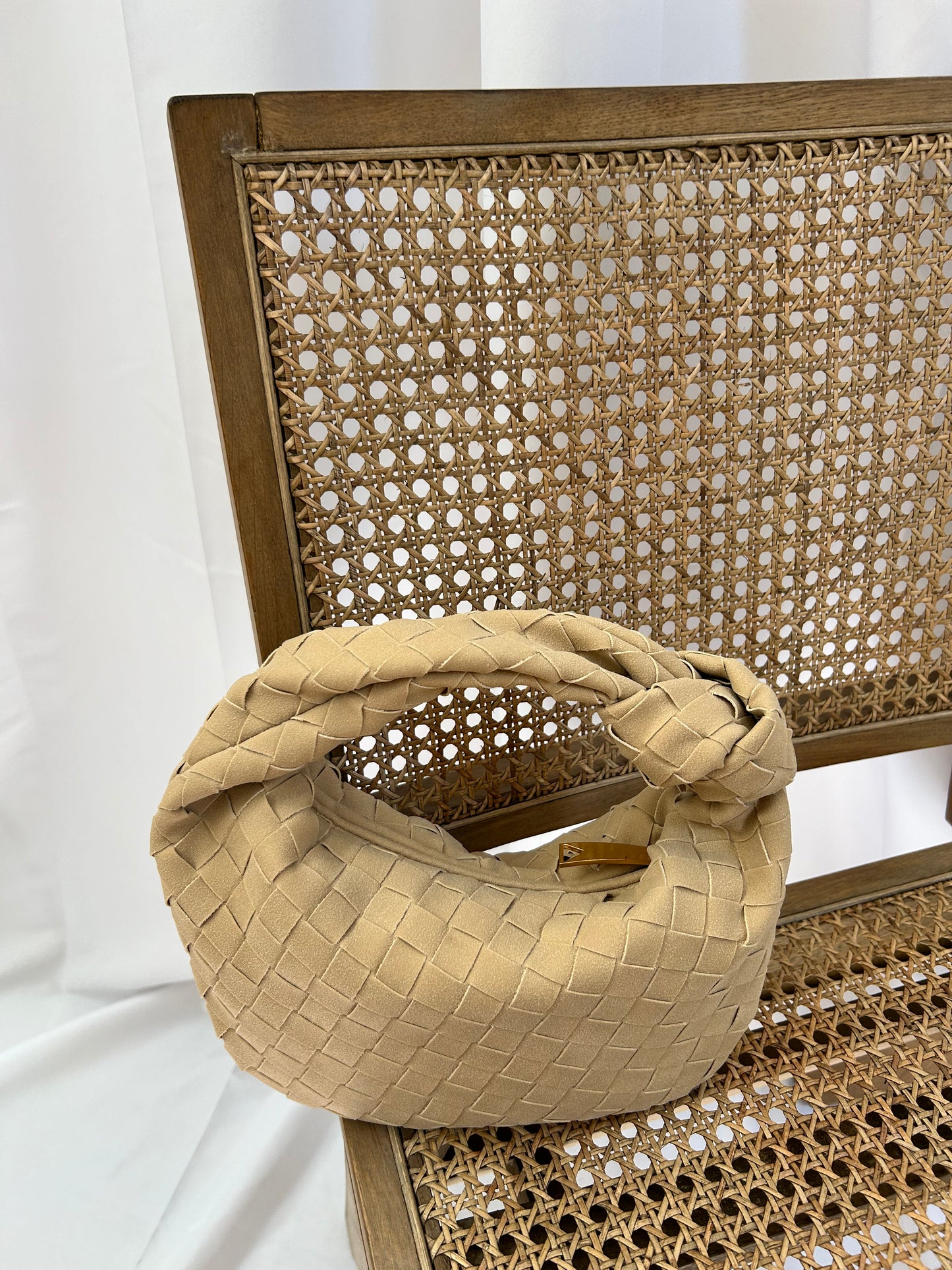 Sac tressé en cuir vegan avec nœud élégant – un accessoire unique qui allie style et fonctionnalité.Son design entrelacé apporte texture et sophistication, parfait pour le quotidien ou une soirée. Idéal comme cadeau élégant et éthique PattyB Official