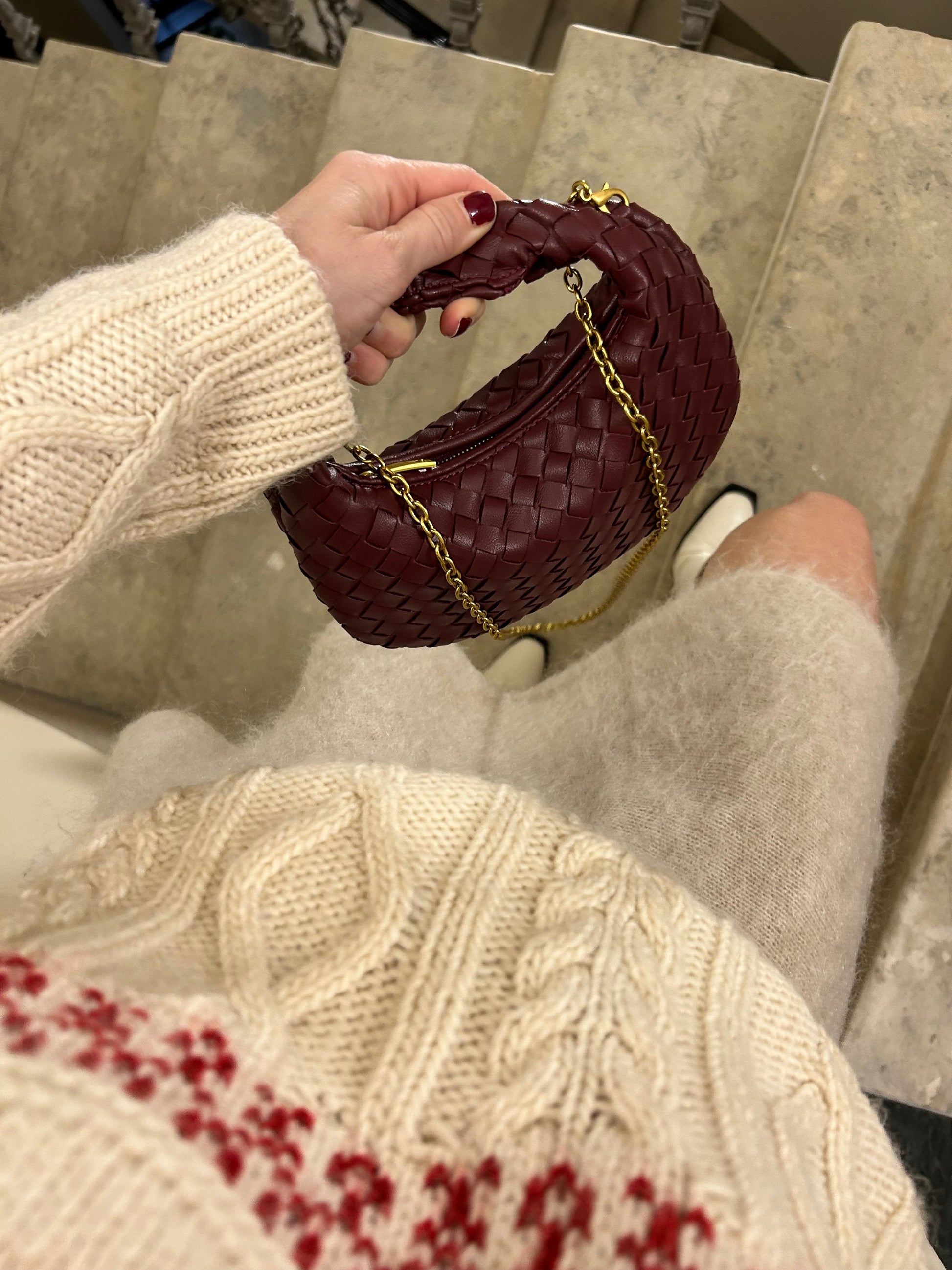 introducing our Hand Woven Knot Purse for Women, the perfect accessory for a trendy and stylish summer look. This Dumpling Bag combines chic design with functionality, featuring a top handle for easy carrying and a hobo style for a relaxed vibe.