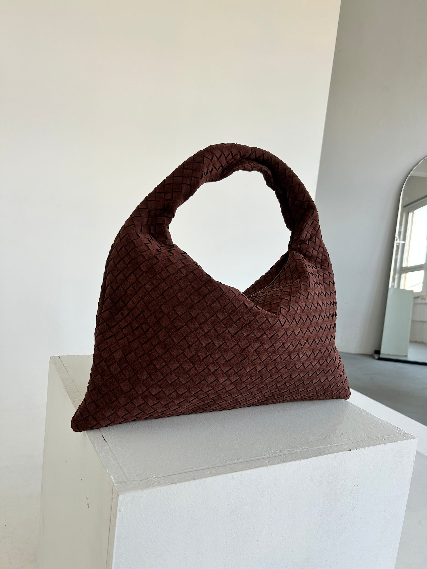 luxury women’s handbag in stylish brown colour made from vegan leather suede can be worn as a trendy hobo shoulder bag practical everyday purse ideal for work as it easily fits laptop and all essentials woven braid design handbag ideal for travelling