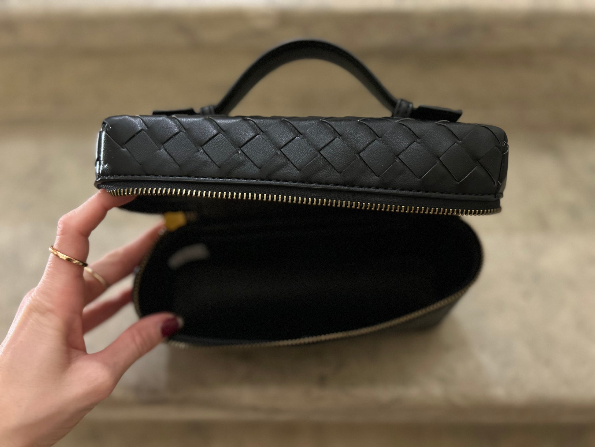 inside of a black woven braided bag with top handle can be worn as a crossbody party bag,ideal as mothers day gift or birthdaygift forbest friend,wife or sister. Knoten tasche made from vegan leather, stylish braided evening bag for fashionable women