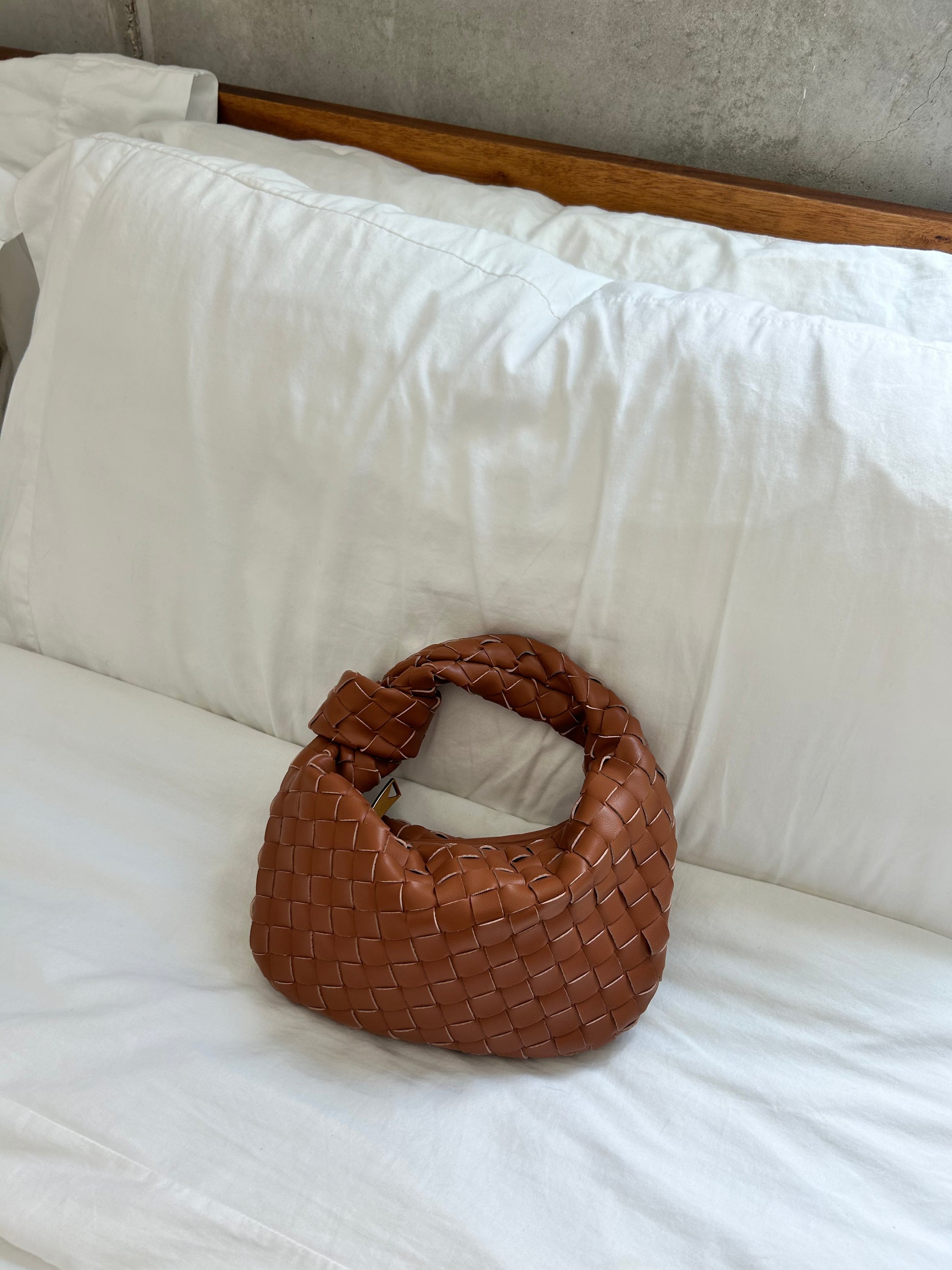 geflochtene Tasche mit einzigartigem Flechtdesign ein eleganter Hingucker für jeden Anlass.Diese hochwertige Tasche vereint Stil und Funktionalität ideal für Fashion Liebhaber.Perfekt als Geschenk für besondere Anlässe oder für den täglichen Gebrauch