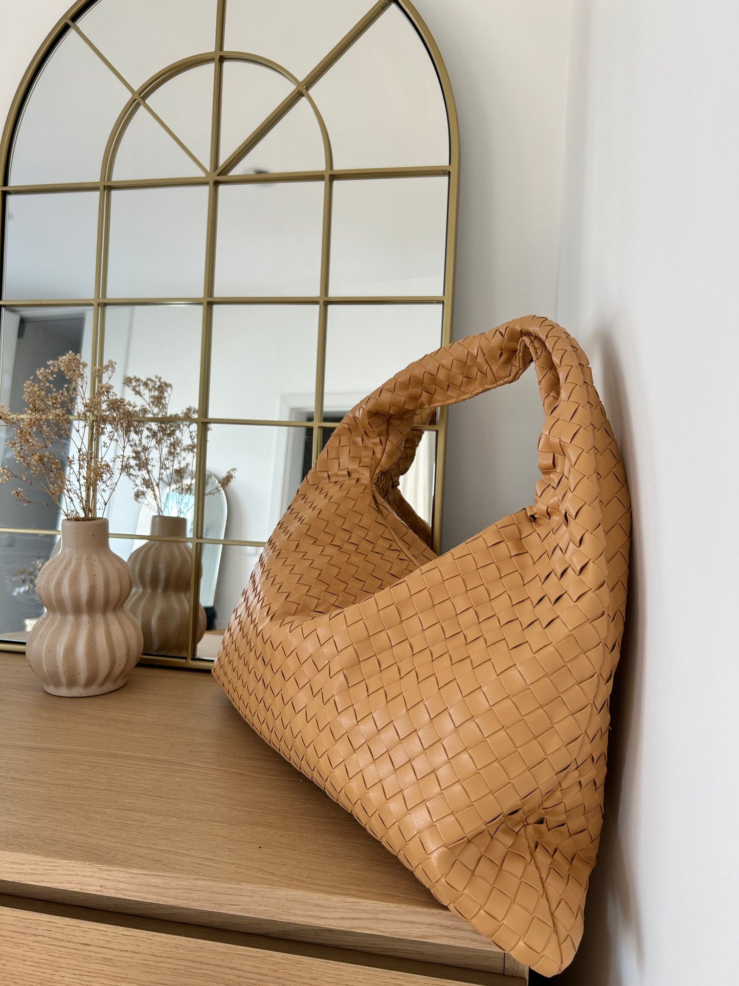introducing our caramel Woven Knot Purse for Women, the perfect accessory for a trendy and stylish summer look. This Dumpling Bag combines chic design with functionality, featuring a top handle for easy carrying and a hobo style for a relaxed vibe.