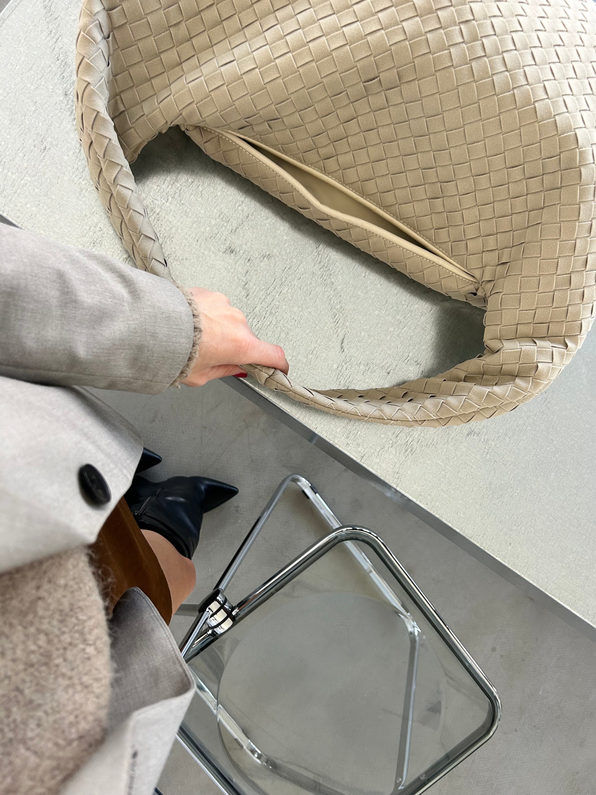 This spacious bag features a practical zipper closure, making it easy to keep your belongings secure while on the go. Thoughtful Mothers Day gift, this large shoulder hobo bag is sure to impress. designer inspired bag by pattybofficial knoten tasche