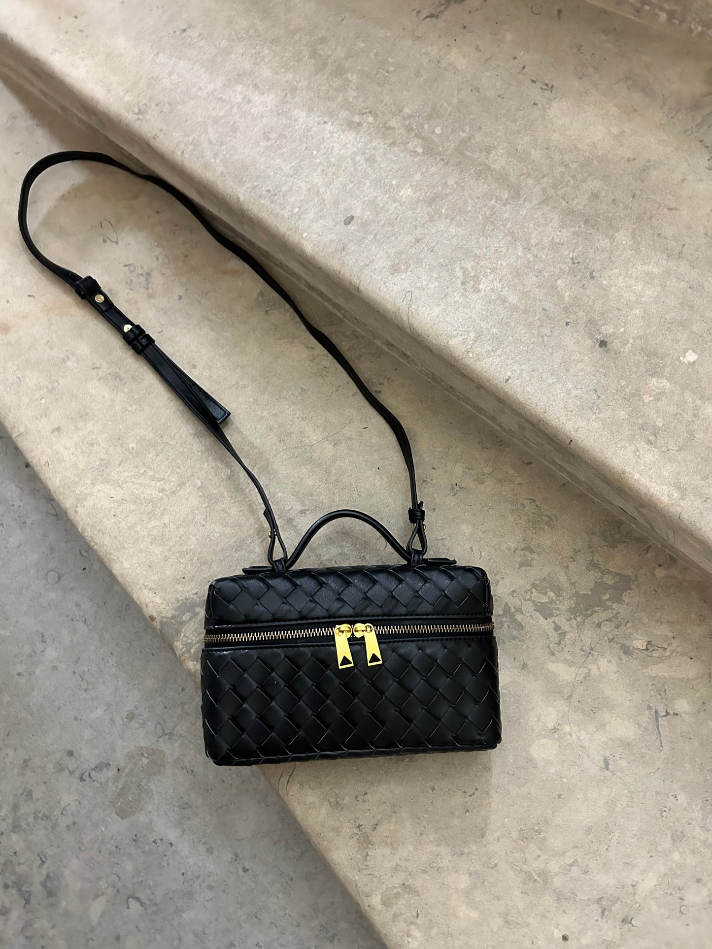 geflochtene Tasche mit einzigartigem Flechtdesign ein eleganter Hingucker für jeden Anlass.Diese hochwertige Tasche vereint Stil und Funktionalität ideal für Fashion Liebhaber.Perfekt als Geschenk für besondere Anlässe oder für den täglichen Gebrauch