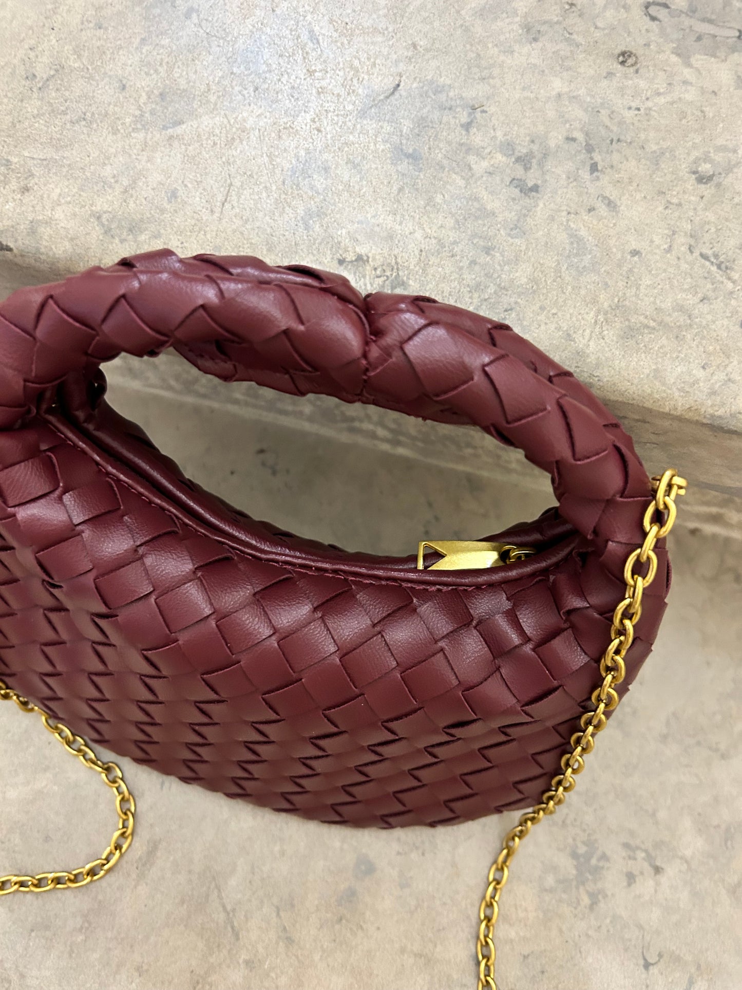 crossbody Shoulder Hobo Bag for Women in Braid design, trendy Woven Knot Purse for Everyday carry, vegan Leather Handbag inspired by Popular Designer Bags Perfect Gift for Girlfriend or wife, practical birthday gift Red Hobo clutch gewebte tasche