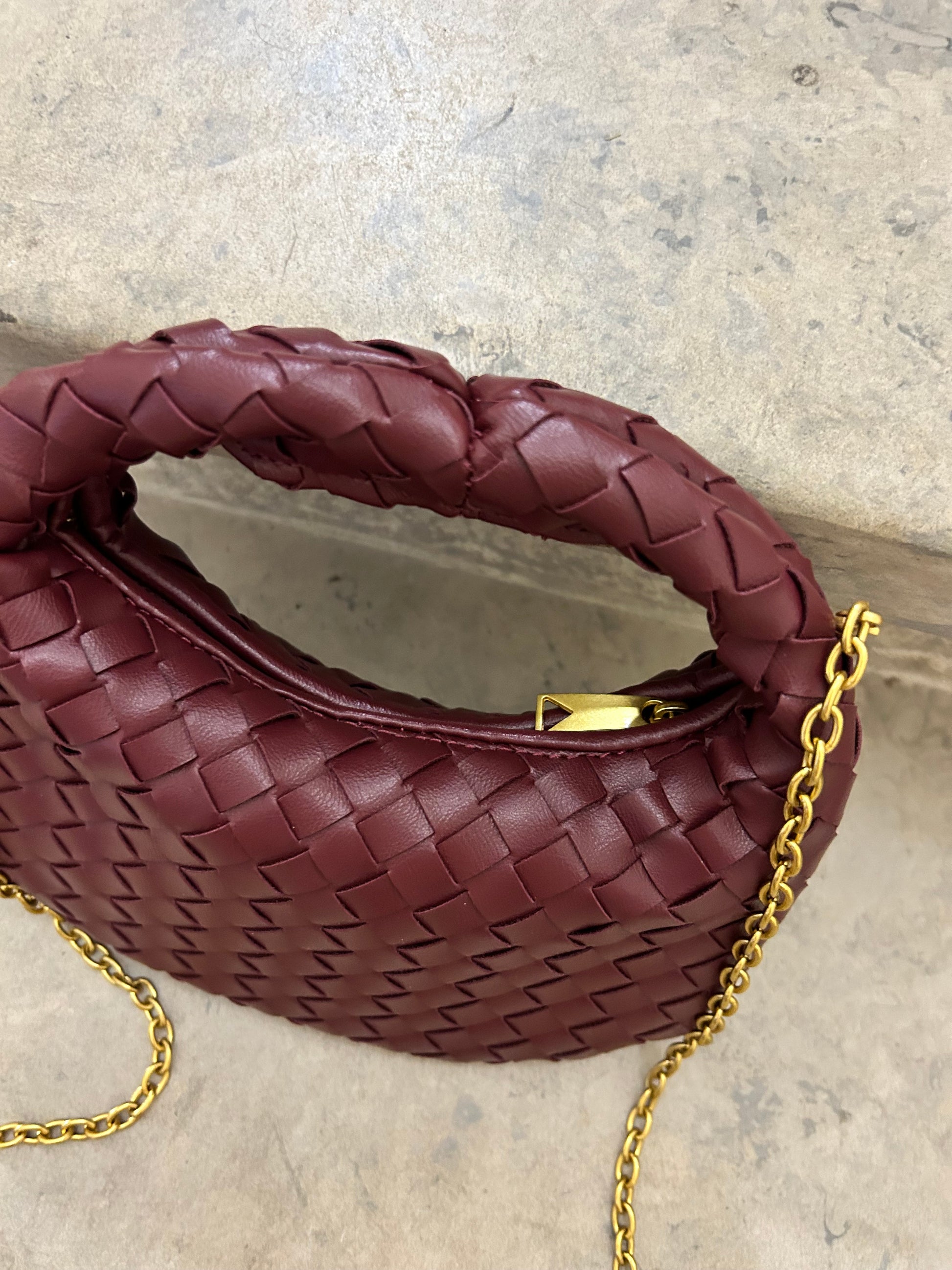 crossbody Shoulder Hobo Bag for Women in Braid design, trendy Woven Knot Purse for Everyday carry, vegan Leather Handbag inspired by Popular Designer Bags Perfect Gift for Girlfriend or wife, practical birthday gift Red Hobo clutch gewebte tasche