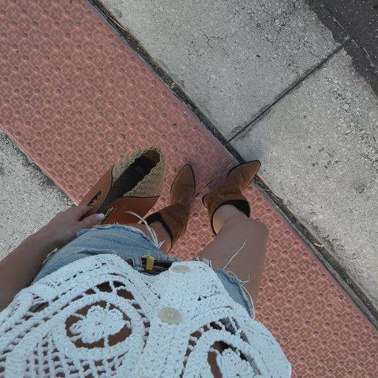minimalist summer handbag neutral tones