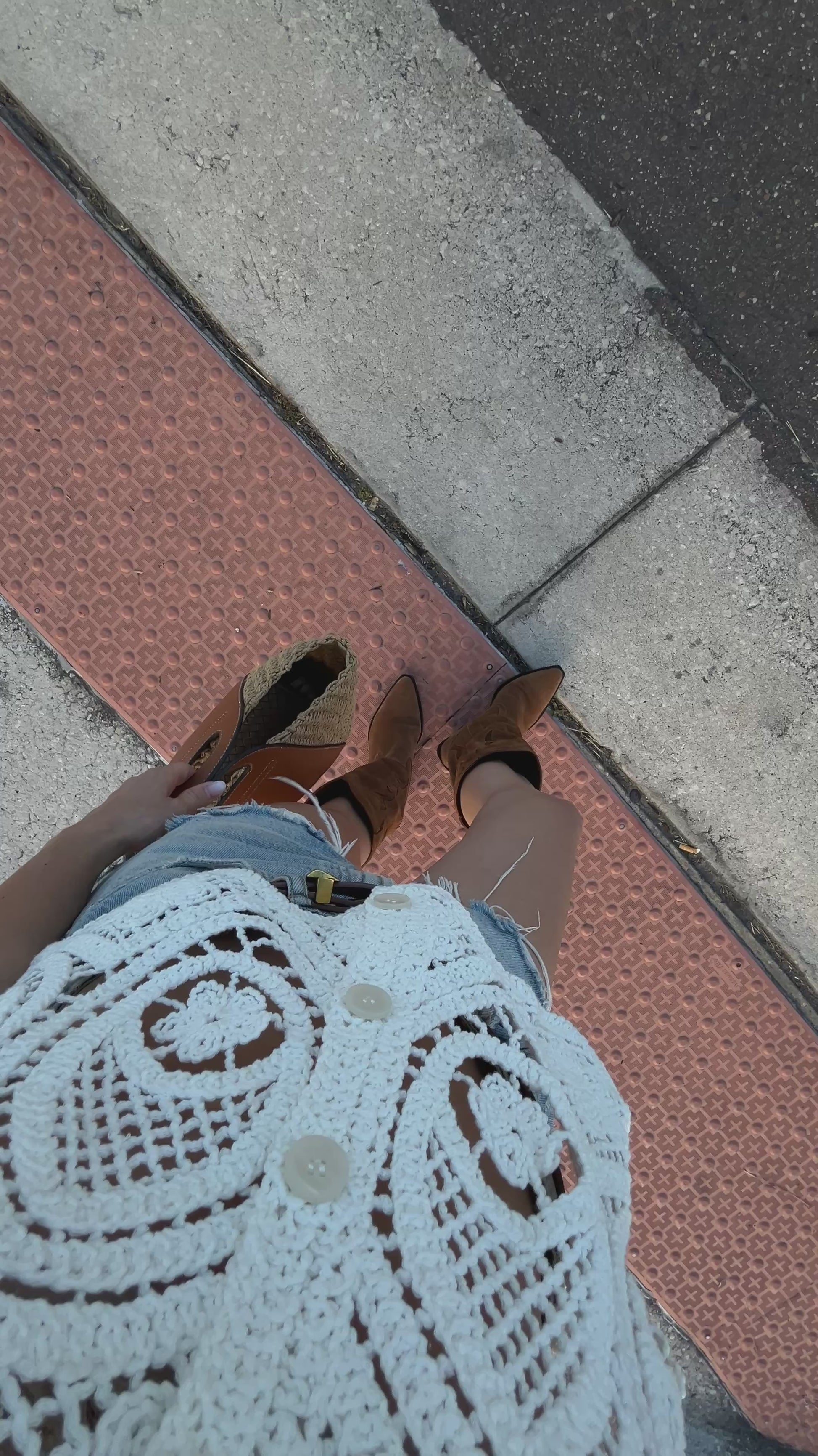 minimalist summer handbag neutral tones