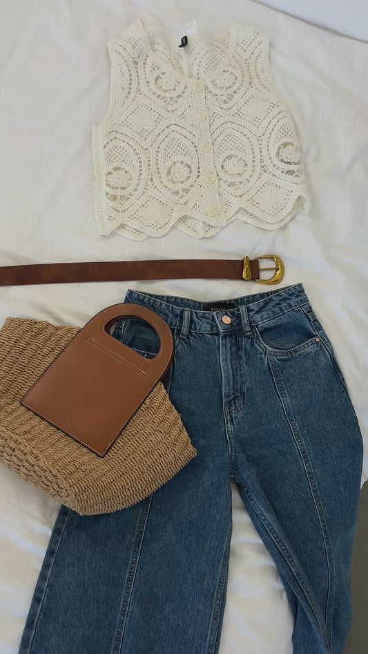 Sun, sand, and serious style – meet your new warm-weather essential: the Boho Luxe Beach Bag. Designed for the free-spirited babe who doesn’t compromise on class, this spacious beauty blends relaxed boho vibes with elevated leather details for that perfect mix of laid-back and luxe.