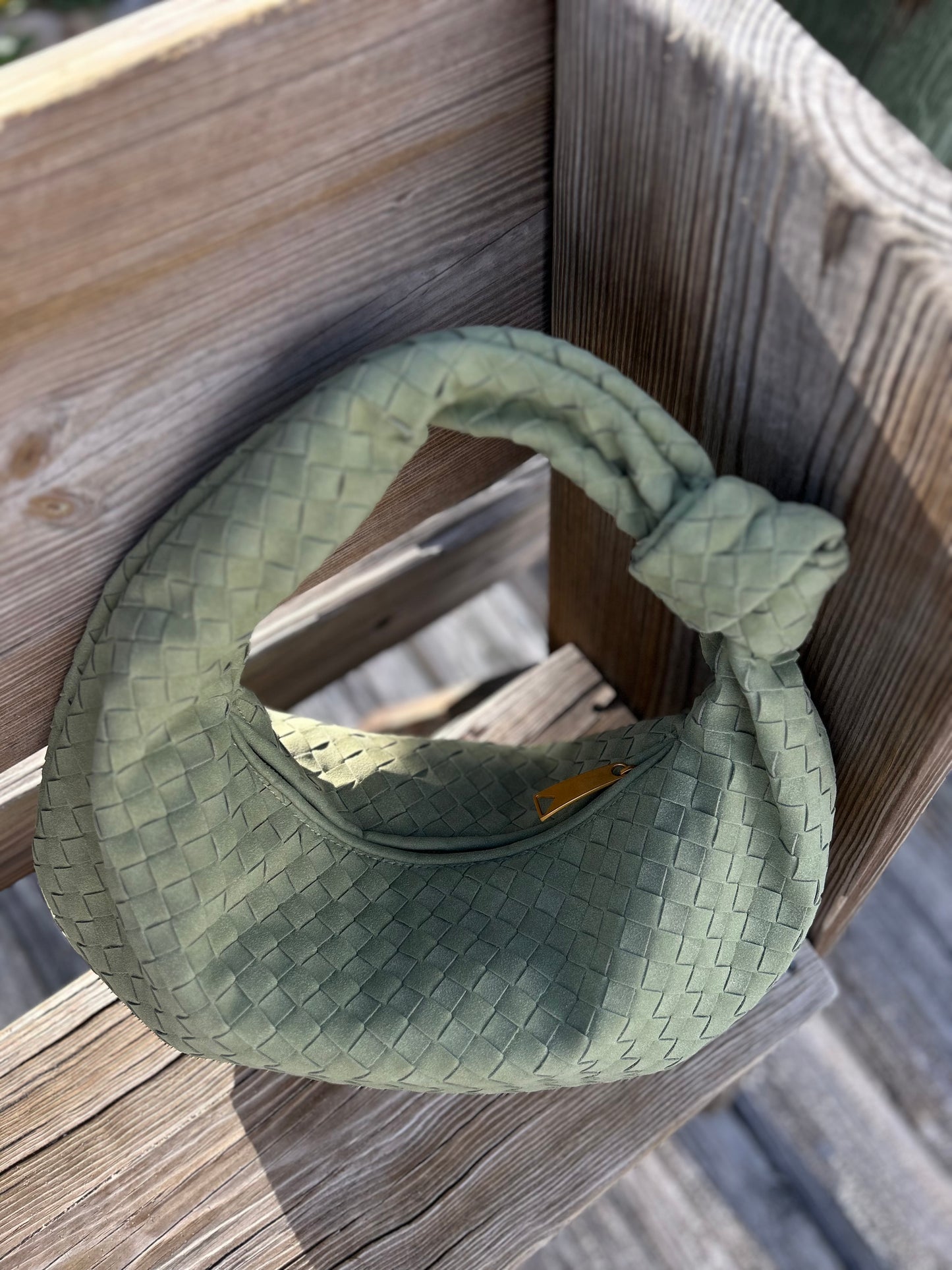 This handmade Dumpling Bag for Women is crafted from soft suede material with a beautiful woven knot design, offering a stylish slouchy silhouette. designer inspired dupe bag luxury handbag for women knoten tasche pattybofficial