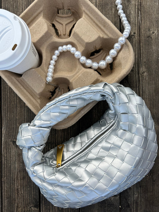 Dimensions: 26*16*3 cm
Elevate your style with the Special Occasion Handbag for Women – a luxurious, trendsetting accessory that will make a statement at any event. Featuring a distinctive woven design, this dumpling-style clutch is crafted for women who appreciate elegance and sophistication