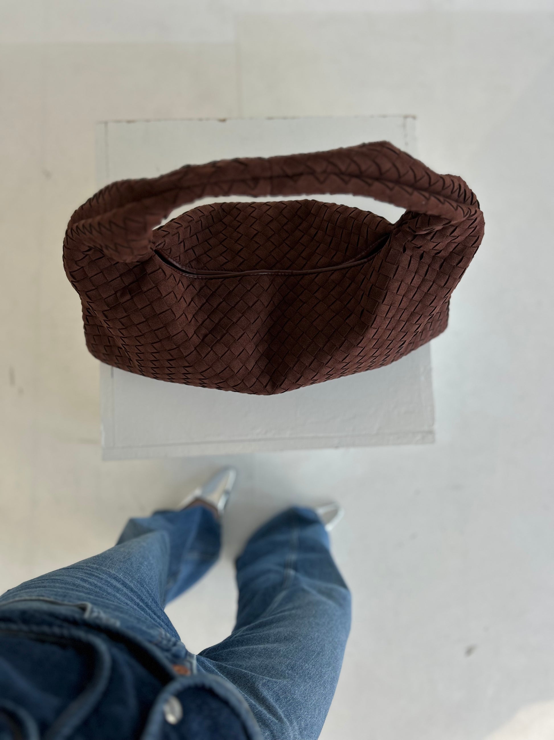 Step out in style with this trendy woven brown large clutch for women This dumpling purse is not just a bag it’s a viral influencer accessory that will elevate your look effortlessly. Made from stylish vegan leather. Pattybofficial trendy knoten bag