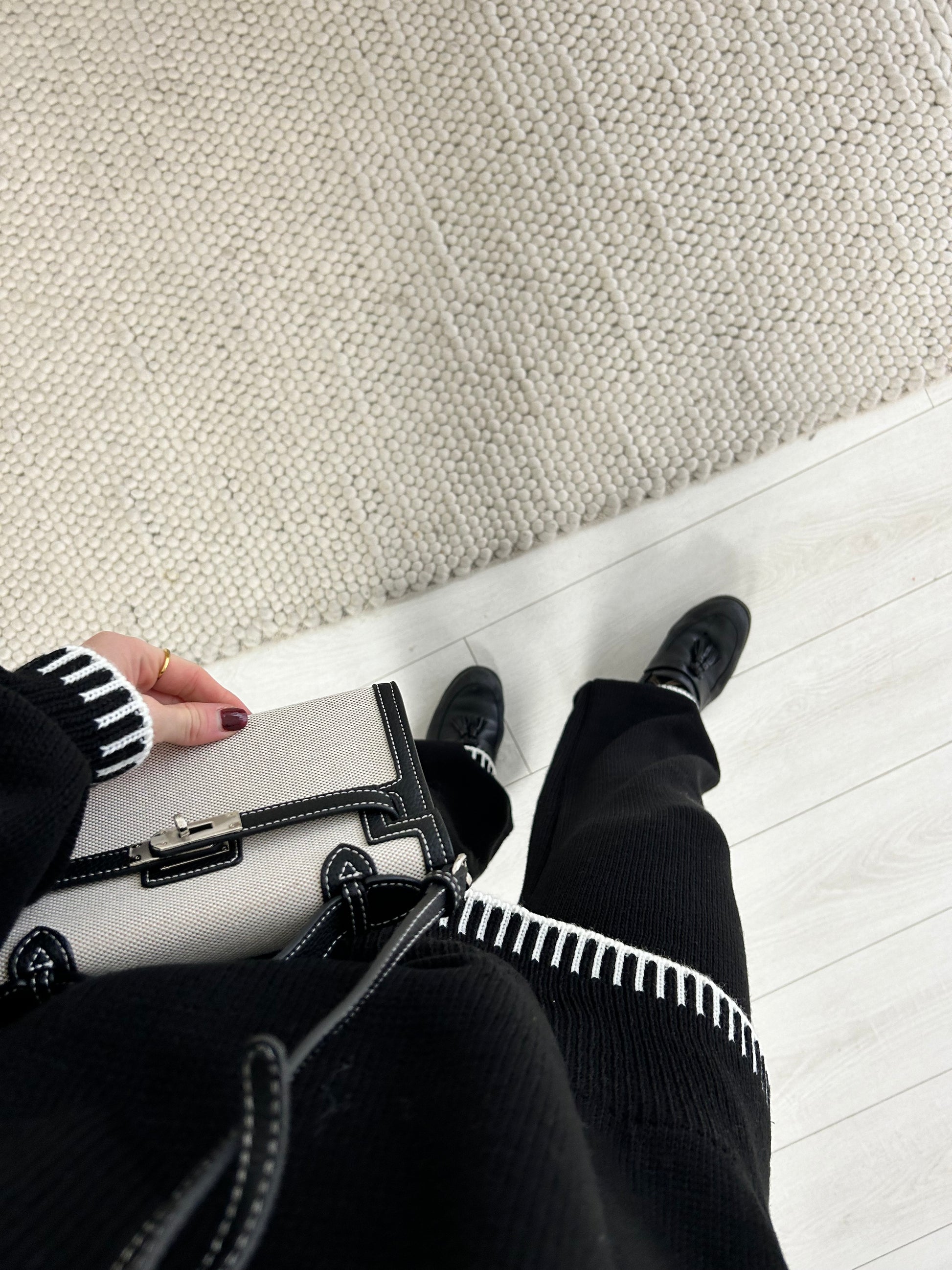 Boss energy in bag form. Meet your new power piece—The Luxe Edit Structured Canvas Top-Handle Bag. This statement accessory is a blend of modern minimalism and vintage elegance, designed for women who know their worth and don’t wait for permission.